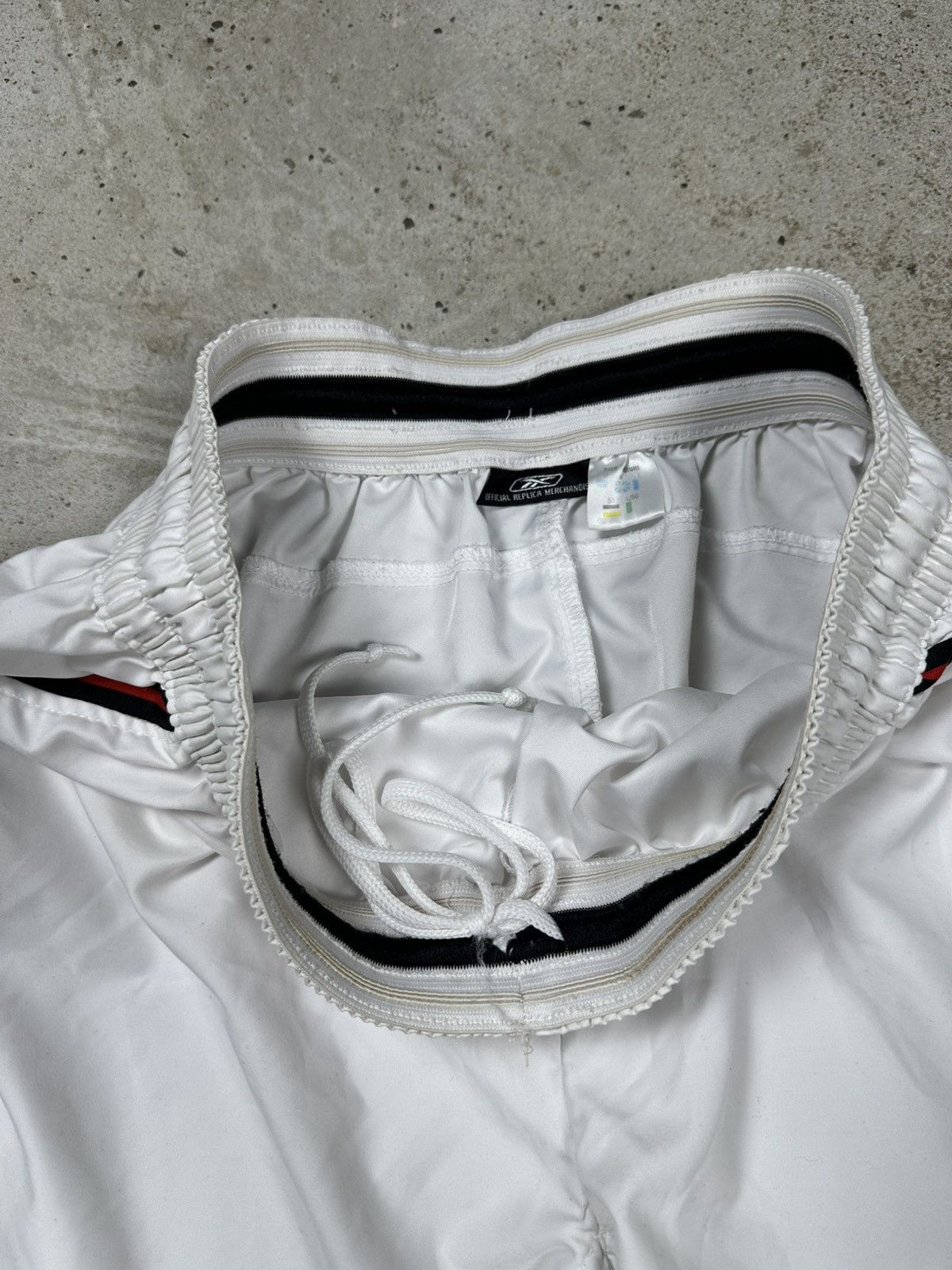 Reebok × Vintage Vintage Y2K Reebok x Liverpool White Home Shorts Size US 32 / EU 48 - 7 Thumbnail