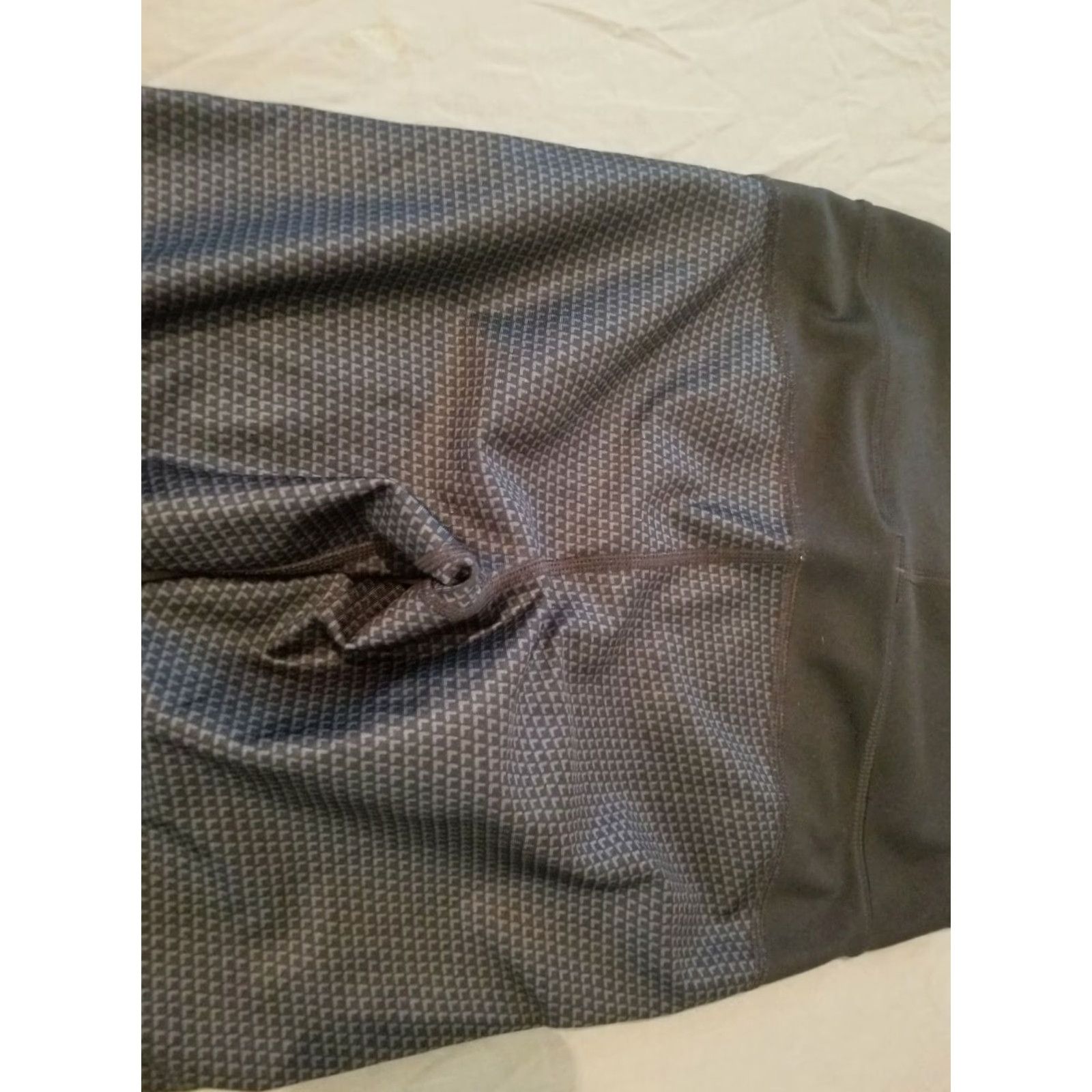 Under Armour Under Armour Womens Pants Capri XS Black Athletic Gym Workout Activewear Ladies Shorts? Size 26" / US 2 / IT 38 - 3 Thumbnail