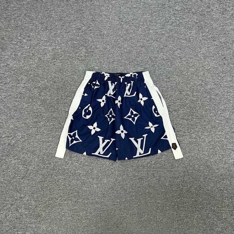 Louis Vuitton Louis Vuitton Bermuda Full Print Presbyopic Shorts Size US 36 / EU 52 - 1 Thumbnail