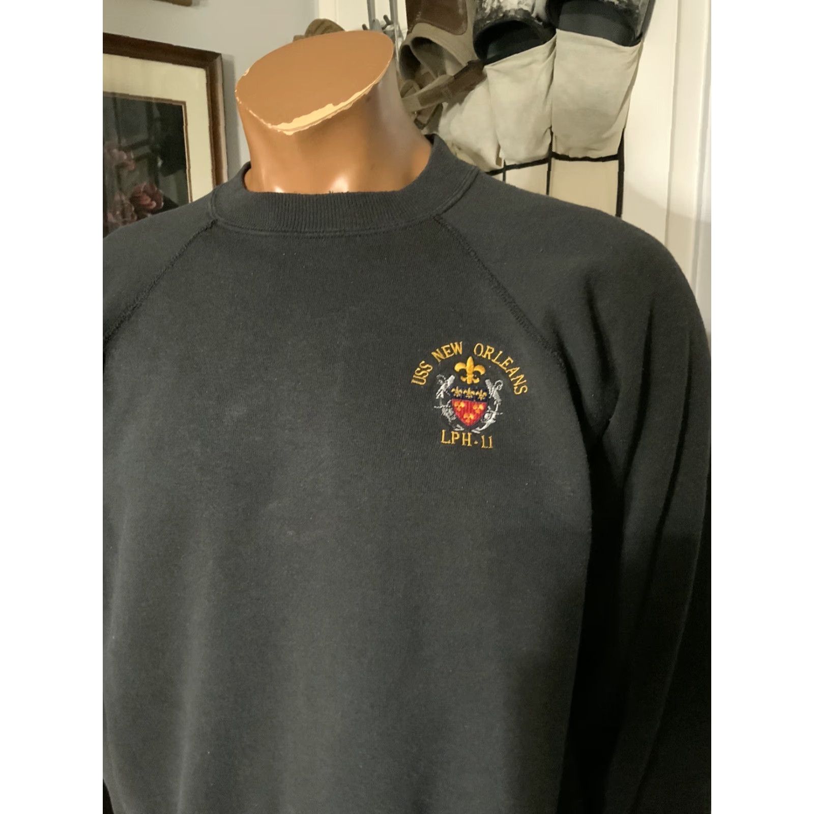 Hanes VINTAGE USS New Orleans LPH-11 USN Iwo Jiwa Fluer De Lis Crewneck Sweatshirt Mens L Black Pullover Sweatshirt Size US L / EU 52-54 / 3 - 8 Thumbnail