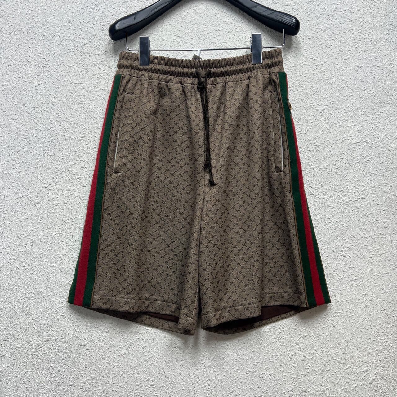 Gucci Gucci Size XSFull logo red and green striped casual shorts Size US 26 / EU 42 - 1 Thumbnail