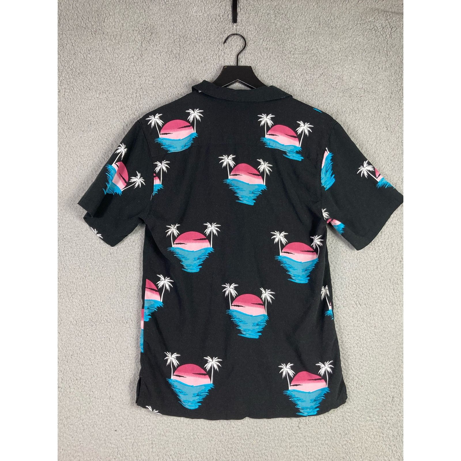 Other No Boundaries Men's Hawaiian Floral Short Sleeve Shirt S Size US S / EU 44-46 / 1 - 10 Thumbnail