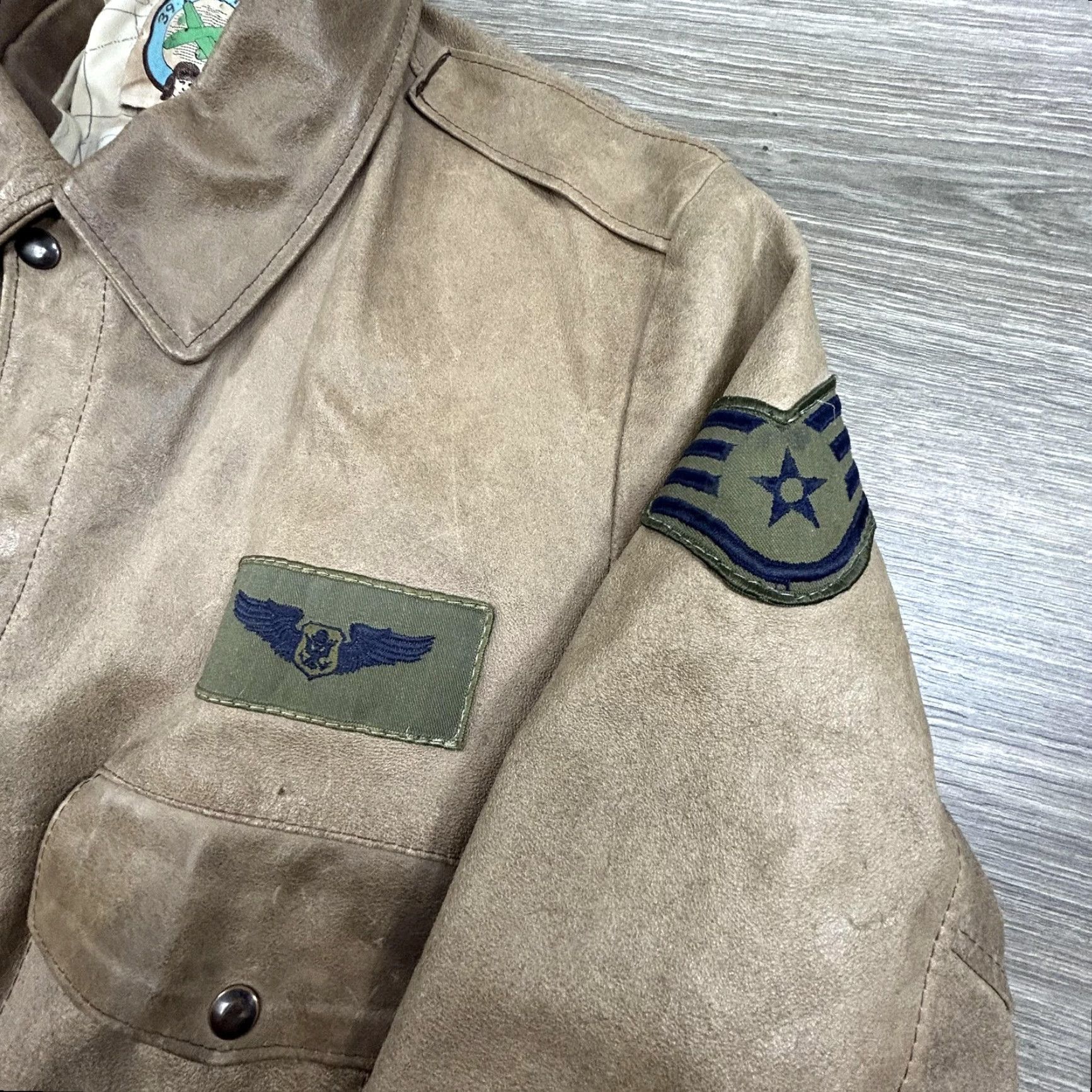 Vintage VINTAGE 39 AIRDROME A-2 Bomber Jacket Mens 44 Regular Brown Leather Flight USAF Patches 70s Size US S / EU 44-46 / 1 - 4 Thumbnail