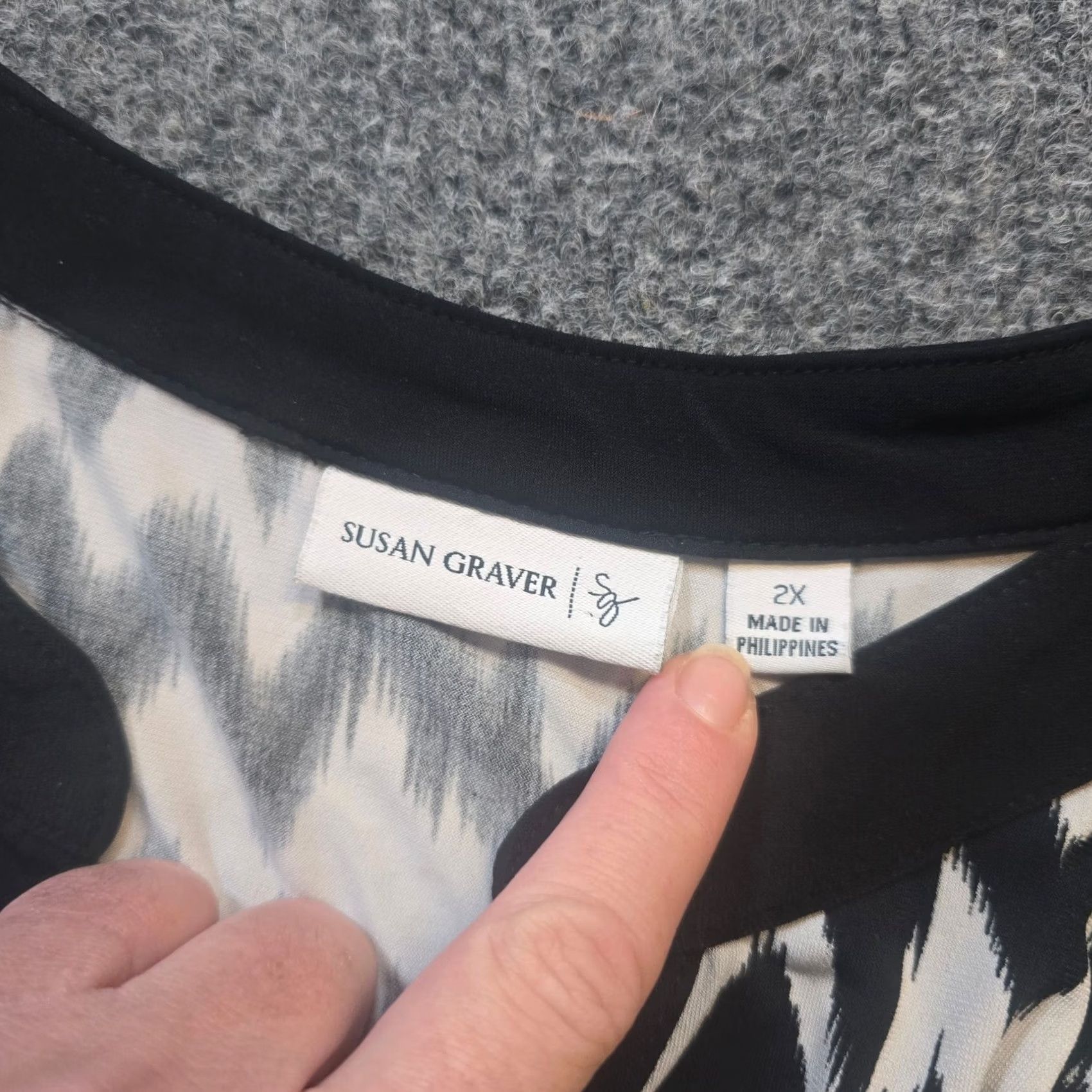 Vintage Susan Graver Top Women 2X Black Green Ikat Stretchy V-Neck Casual Career Shirt Womens Size XXL / US 16-18 / IT 52-54 - 3 Thumbnail