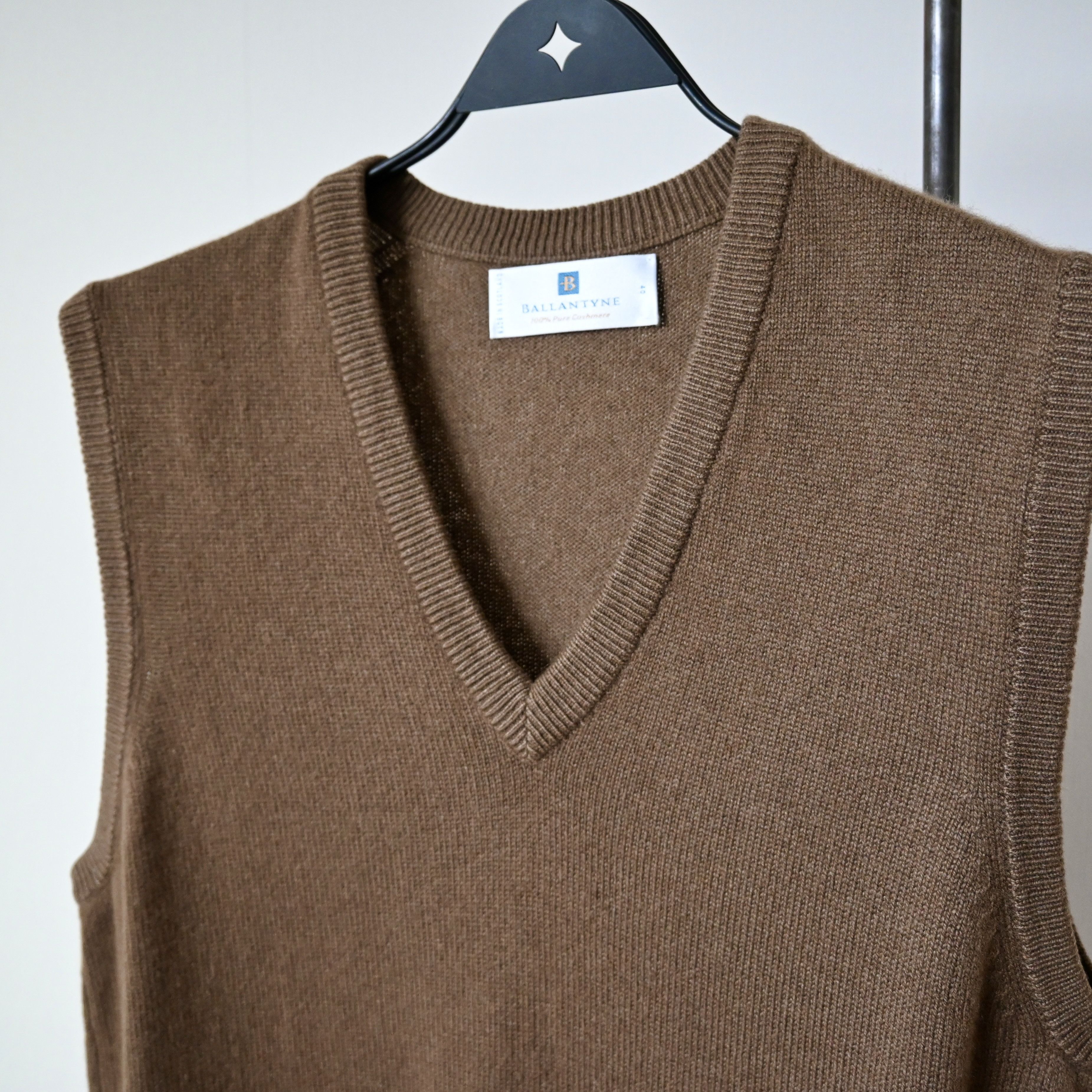 Ballantyne Ballantyne pure cashmere knit vest made in Scotland, size 40 Size US M / EU 48-50 / 2 - 5 Thumbnail
