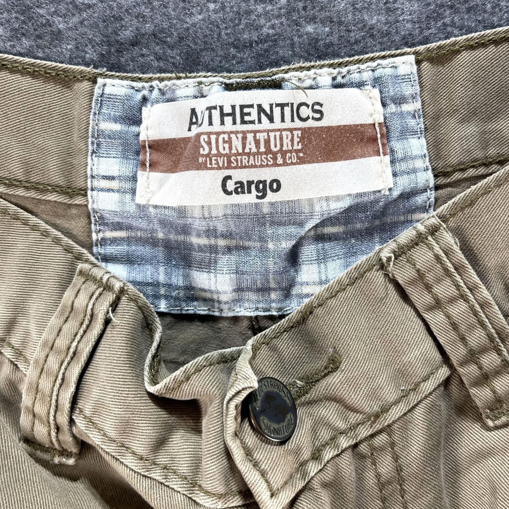 Levi's VINTAGE Levi's Signature Cargo Shorts Mens 29 Khaki Cotton Multi Pocket Cargo 29 Beige 100% Cotton Casual Mens Size US 29 - 3 Thumbnail