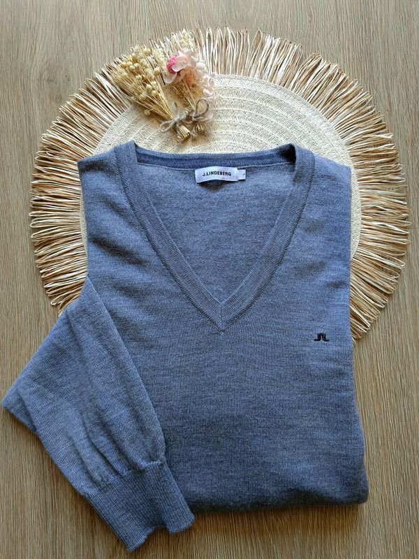 J.Lindeberg Gray sweater v-neck merino wool J.Lindeberg size L Size US L / EU 52-54 / 3 - 1 Thumbnail