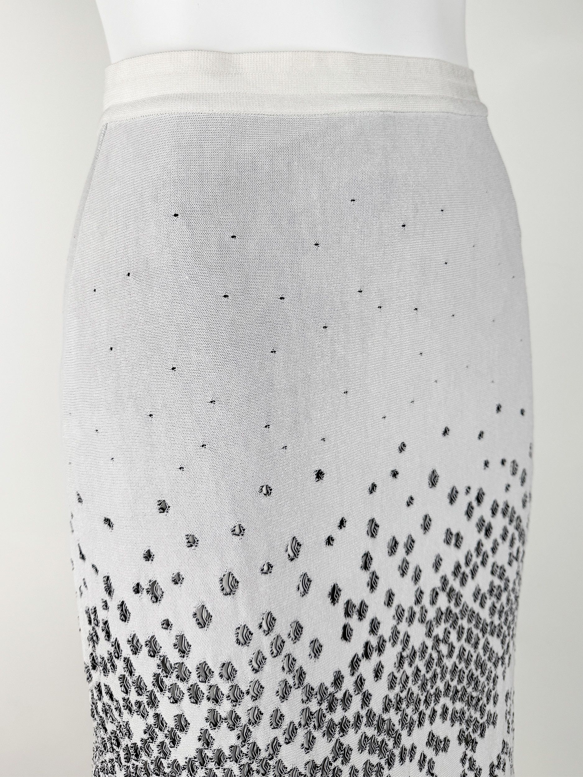 Dior Christian Dior Mid length White Perforated Floral Skirt Size 28" / US 6 / IT 42 - 12 Thumbnail