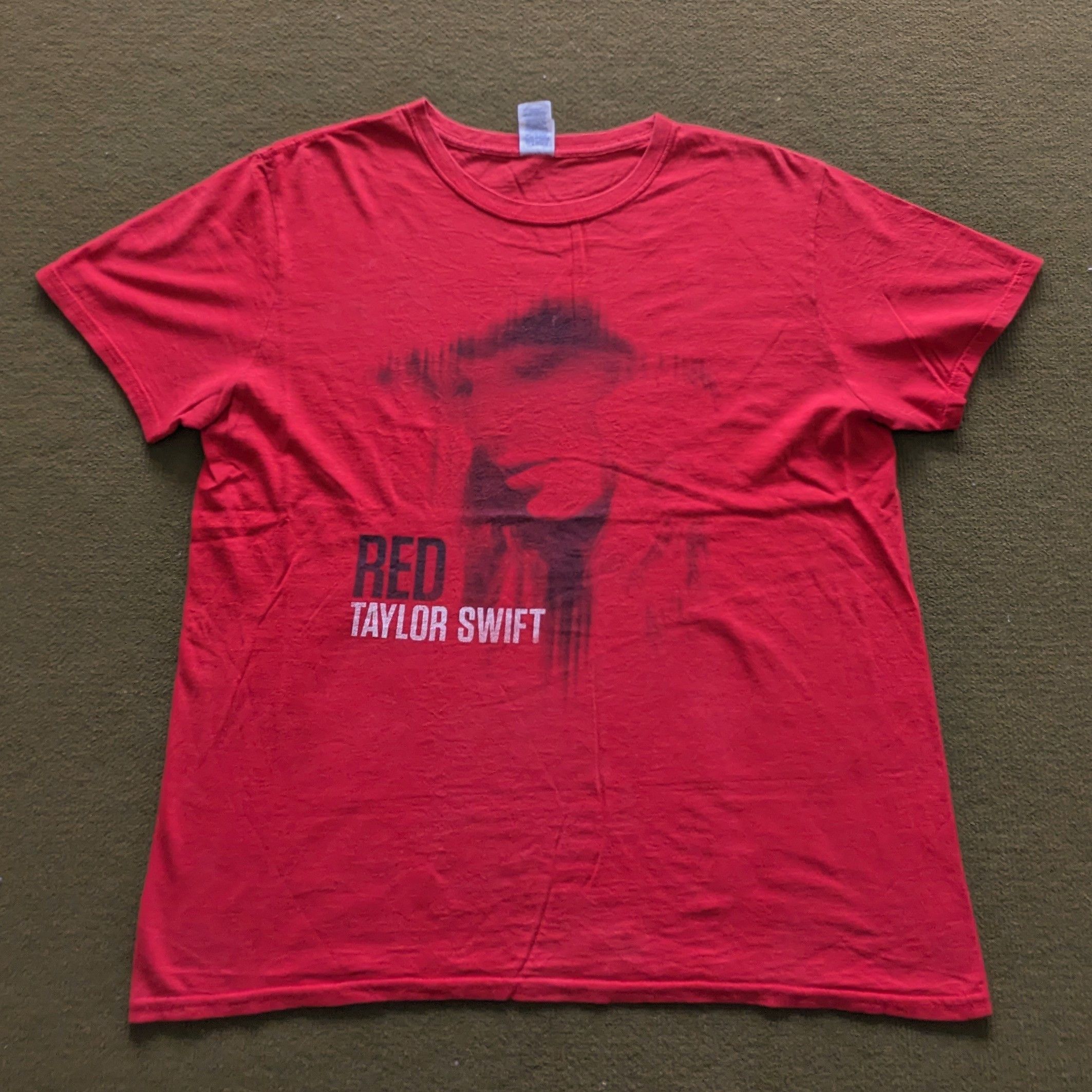 Band Tees Vintage RED TAYLOR SWIFT Tour Brand T-shirt Size US L / EU 52-54 / 3 - 1 Thumbnail