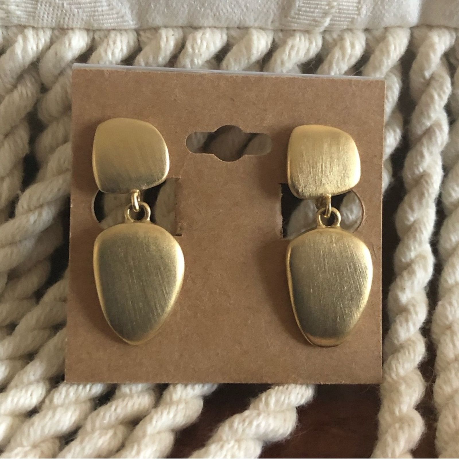 Vintage Vintage matte gold dangle clip on earrings Size ONE SIZE - 1 Thumbnail