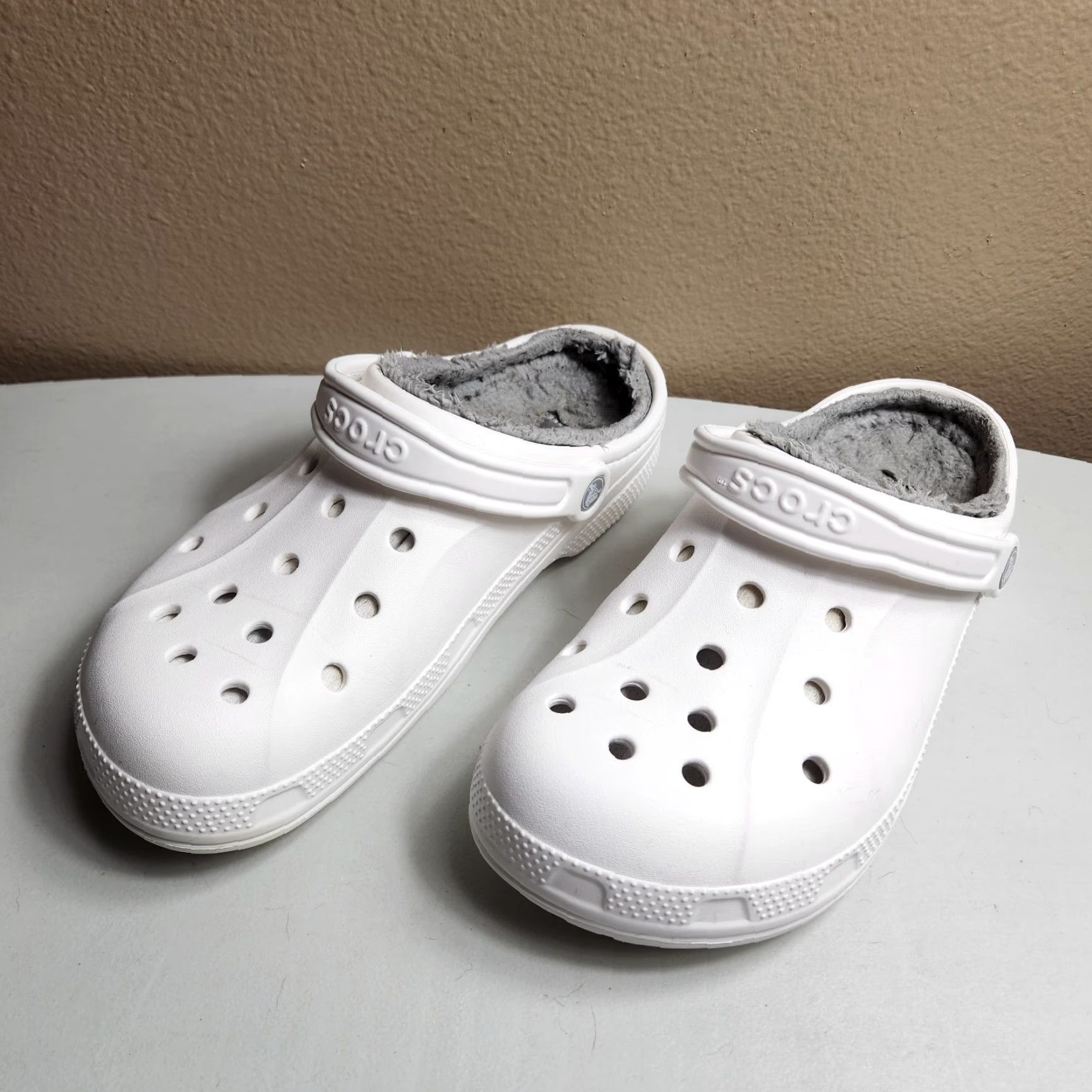 Crocs Crocs Fleece Lined |Mens 10/Womens 12| White/Gray Strap Back Clogs Size L / US 10 / IT 46 - 2 Thumbnail