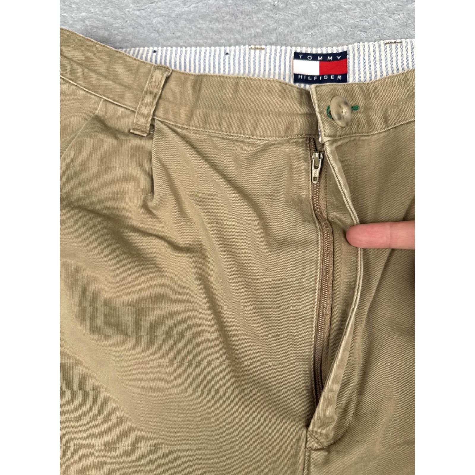 Tommy Hilfiger Tommy Hilfiger Shorts Mens 36 Beige Chino Pleated 8 Inseam Casual Summer Size US 36 / EU 52 - 6 Thumbnail