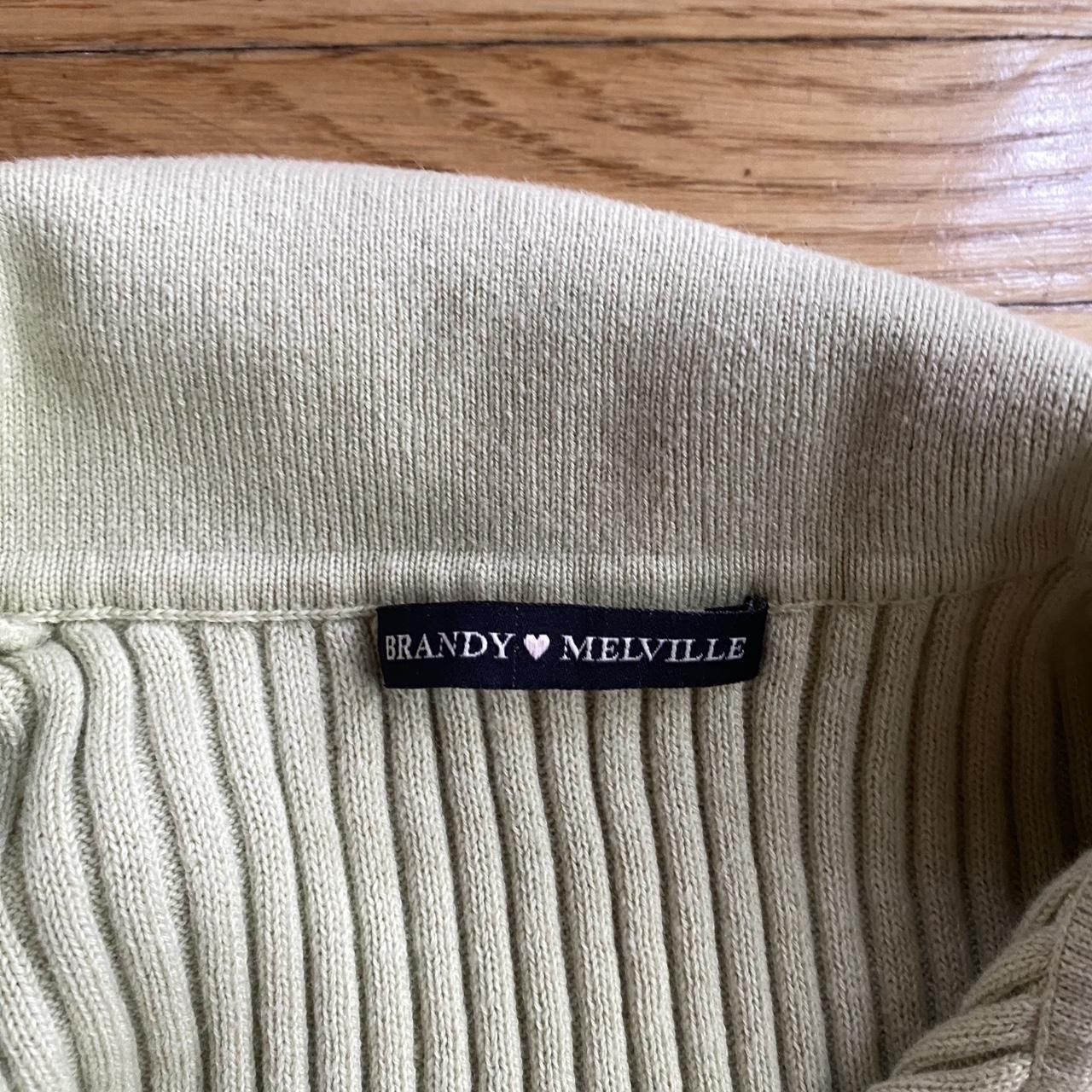 Brandy Melville Brandy Melville olive green small tee Size XS / US 0-2 / IT 36-38 - 3 Thumbnail