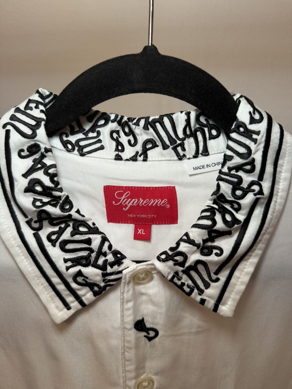Supreme Supreme nouveau Embroidered s/s shirt Size US XL / EU 56 / 4 - 3 Thumbnail
