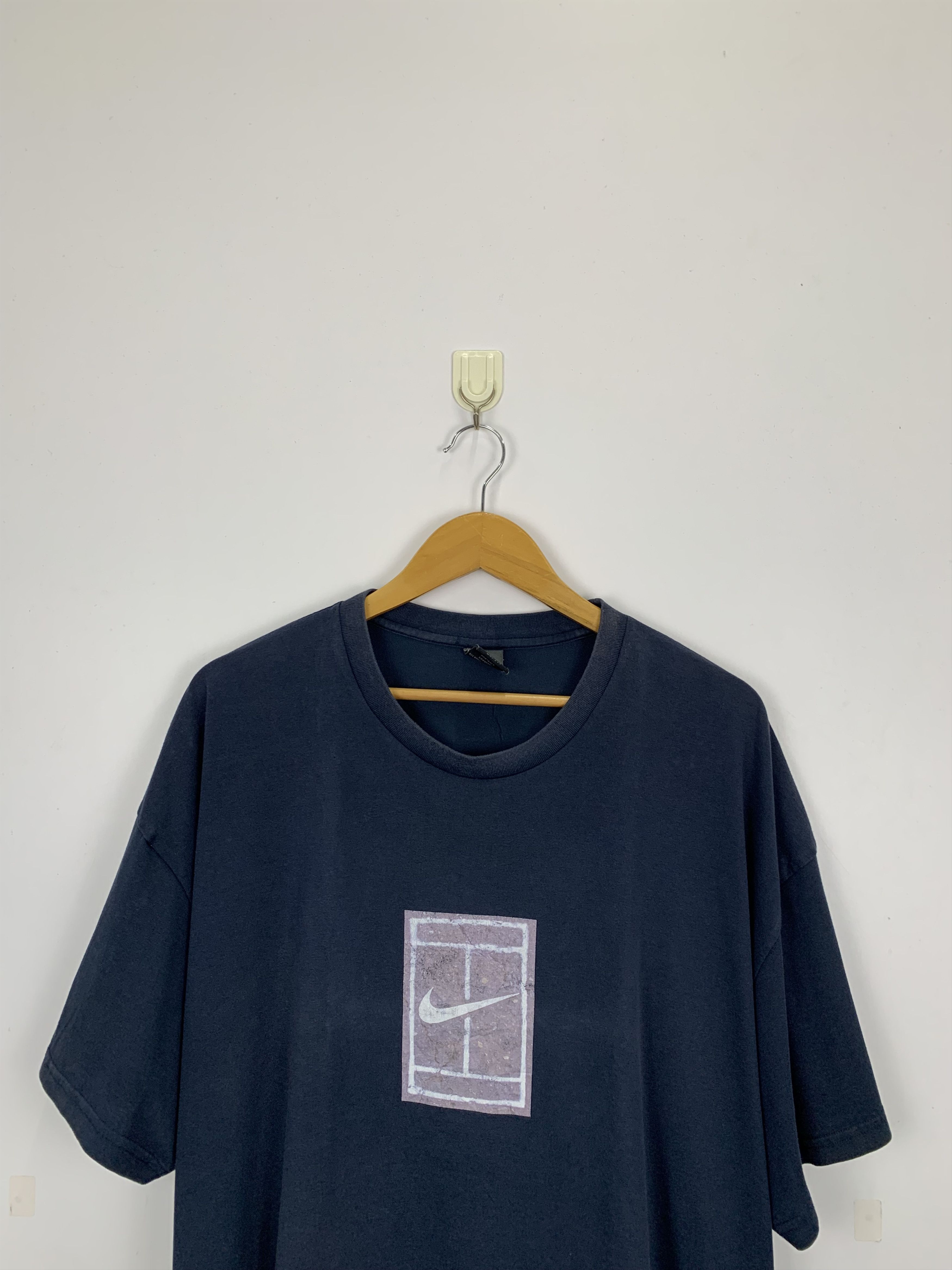 Vintage Vintage Nike Tennis Swoosh Court Tee TA0149 Size US XXL / EU 58 / 5 - 2 Thumbnail