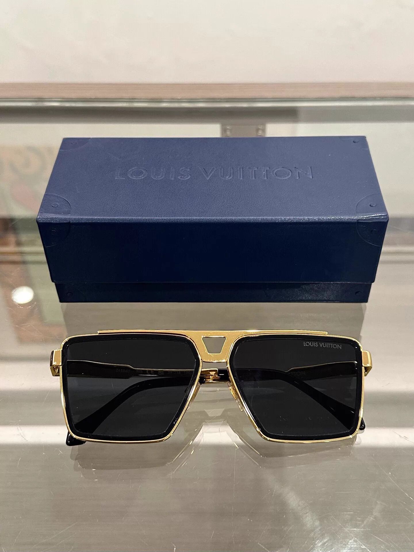 Louis Vuitton LV Monogram Logo Gold Sunglasses Size ONE SIZE - 2 Thumbnail