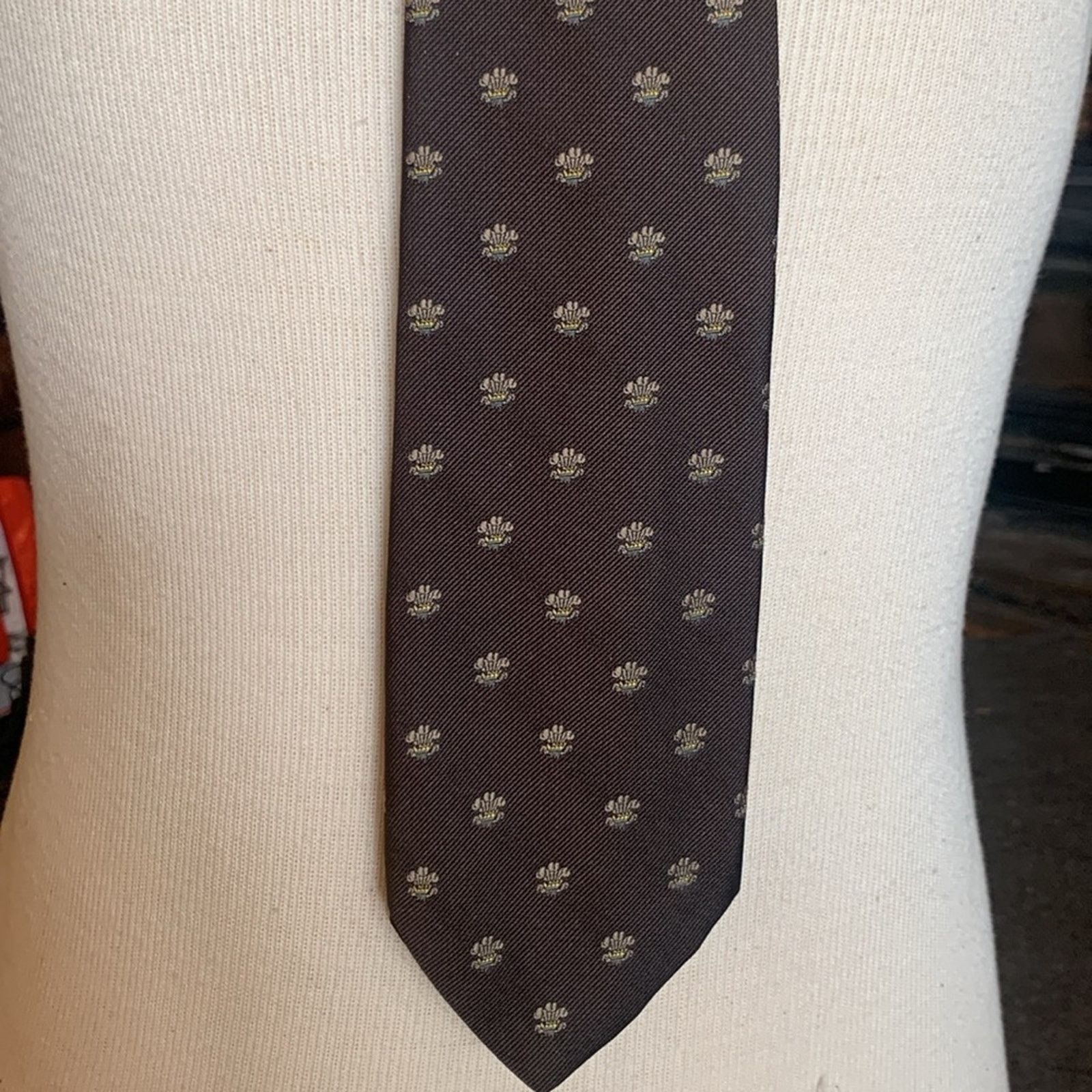 Bill Blass 60’s Bill Blass Prince of Wales 3 feathers crown royal tie Size ONE SIZE - 4 Thumbnail