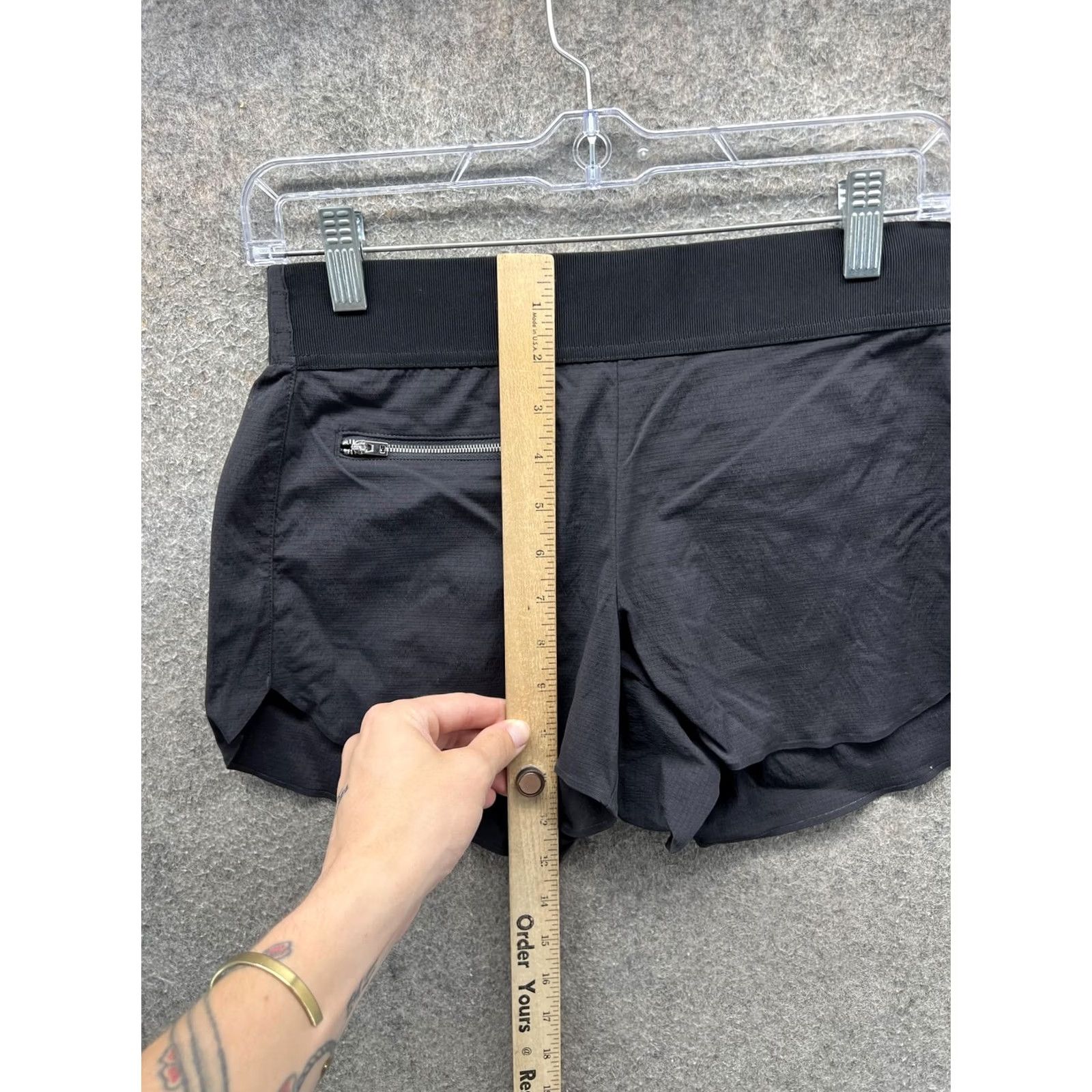 Athleta Athleta Shorts Womens 2 Black 3.5 In Running Athletic Lightweight Zip Pocket Pocketed Back Zip Pockets Athletic Size 26" / US 2 / IT 38 - 3 Thumbnail