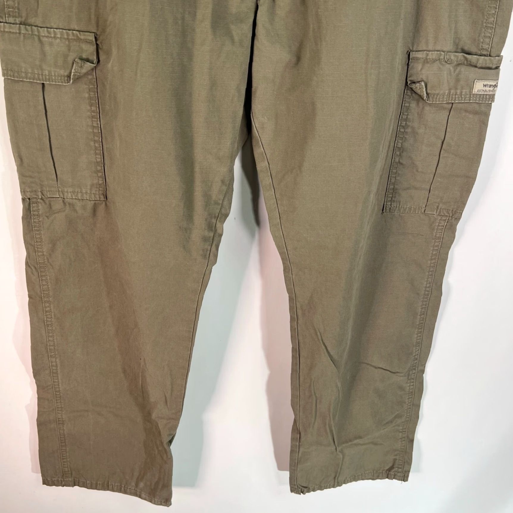 Wrangler Wrangler Cargo Pants Men’s SZ 36 Olive Green Relaxed Fit Ripstop 36x32 Pockets 100% Cotton Workwear USA Seller Size US 36 / EU 52 - 3 Thumbnail