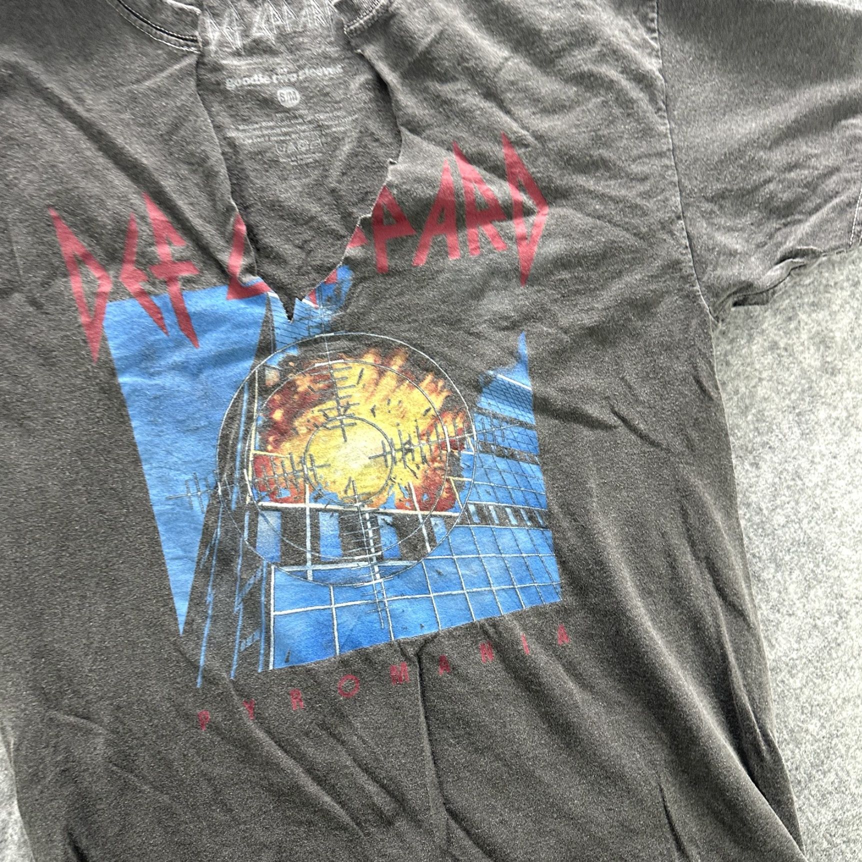 Vintage VINTAGE Def Leppard Shirt Mens Small Black Pyromania Band Tee Distressed Rock Music Size US S / EU 44-46 / 1 - 4 Thumbnail