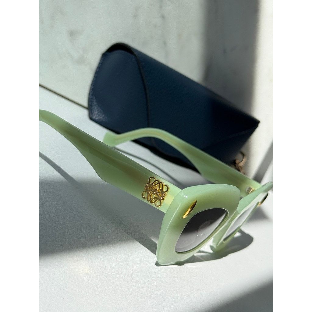 NEW Loewe LW40127I Anagram Thick Sunglasses in Green NEW Loewe LW40127I Anagram Thick Sunglasses in Green main image 3