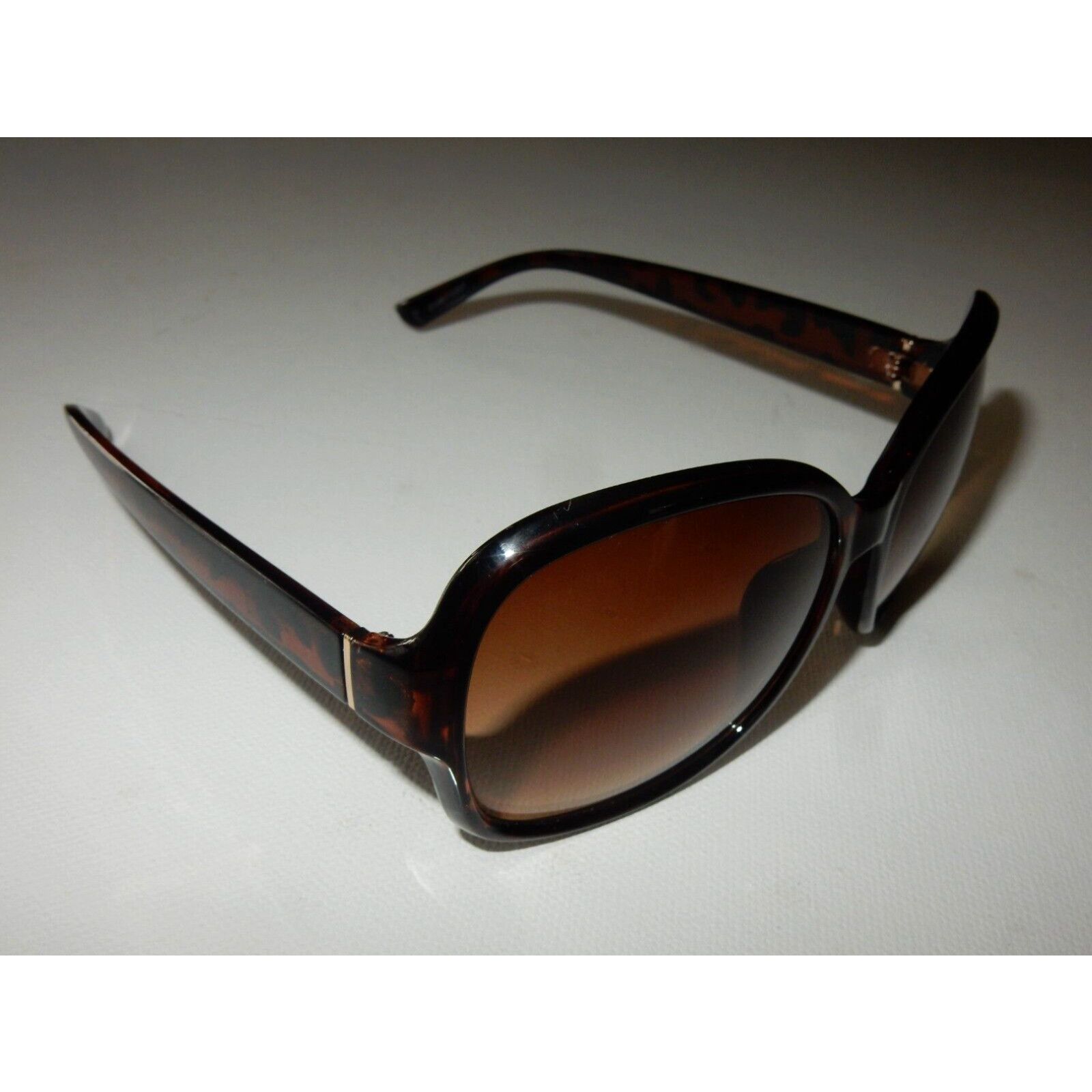 Vera Wang Luxe Becall brown tortoise high quality cat eye sunglasses