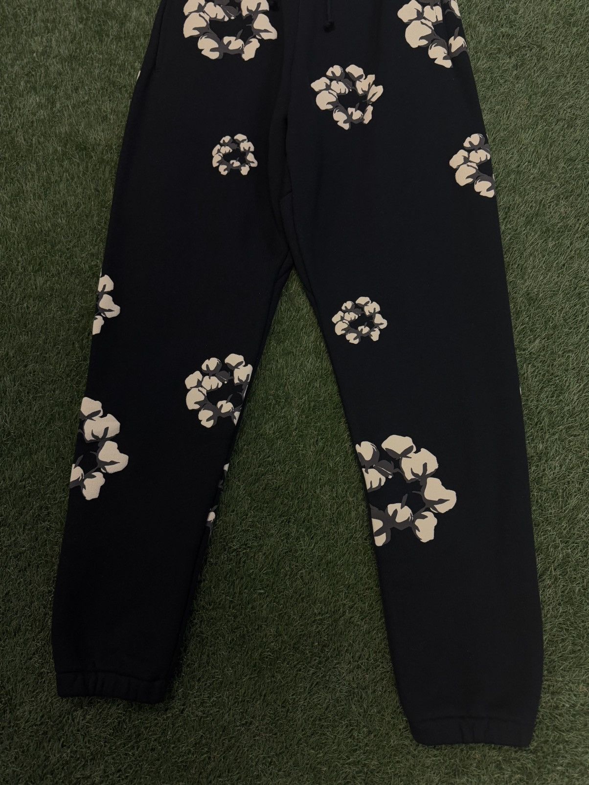 Cactus Plant Flea Market × DENIM TEARS Denim Tears x CPFM Cotton Wreath Sweatpants (S) (NEW) Size US 28 / EU 44 - 2 Thumbnail
