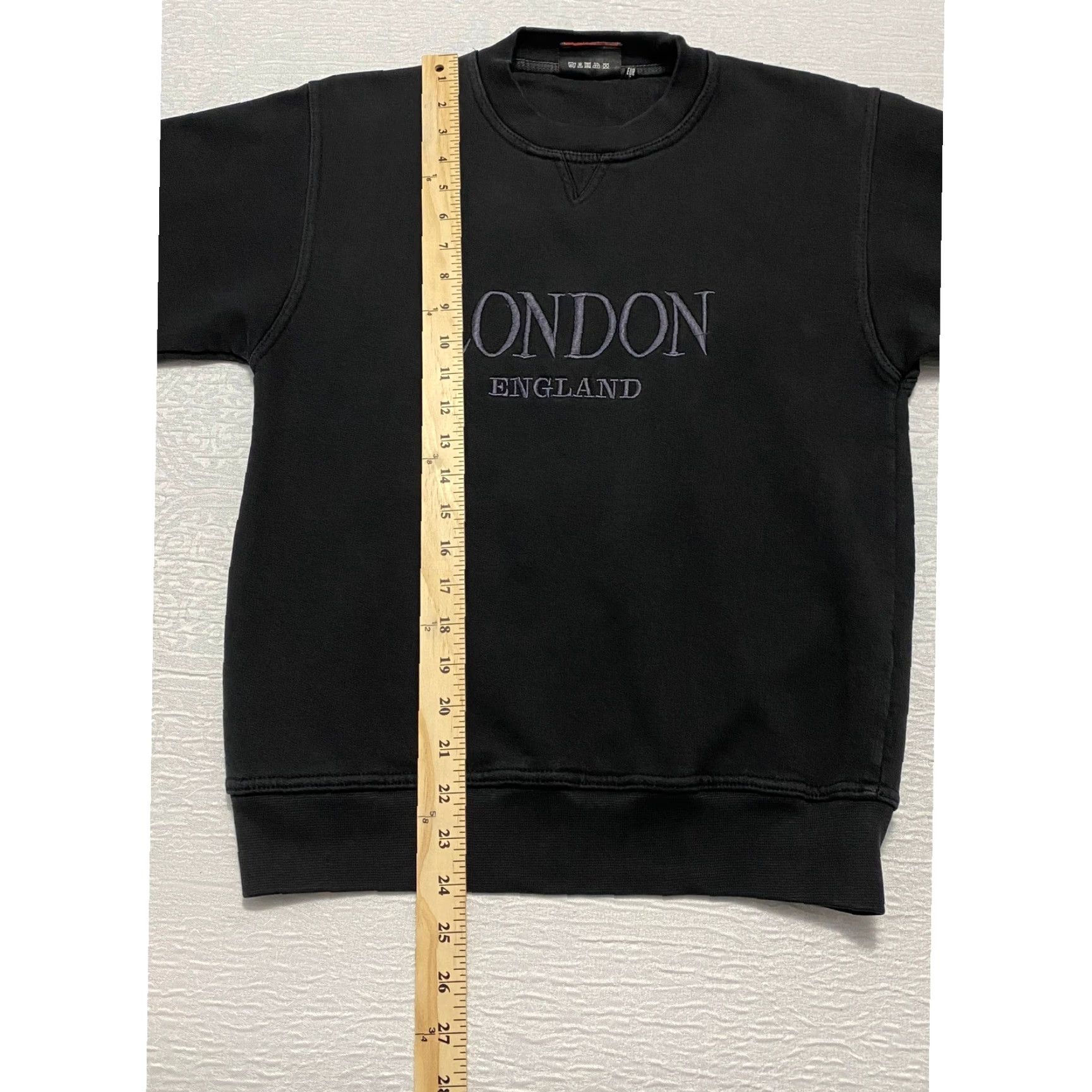 Vintage **Zip It Souvenirs London Embroidered Crew Neck Black Sweatshirt** User: **Zip It Souvenirs London Embroidered Black Crew Neck Sweatshirt** Size US S / EU 44-46 / 1 - 5 Thumbnail
