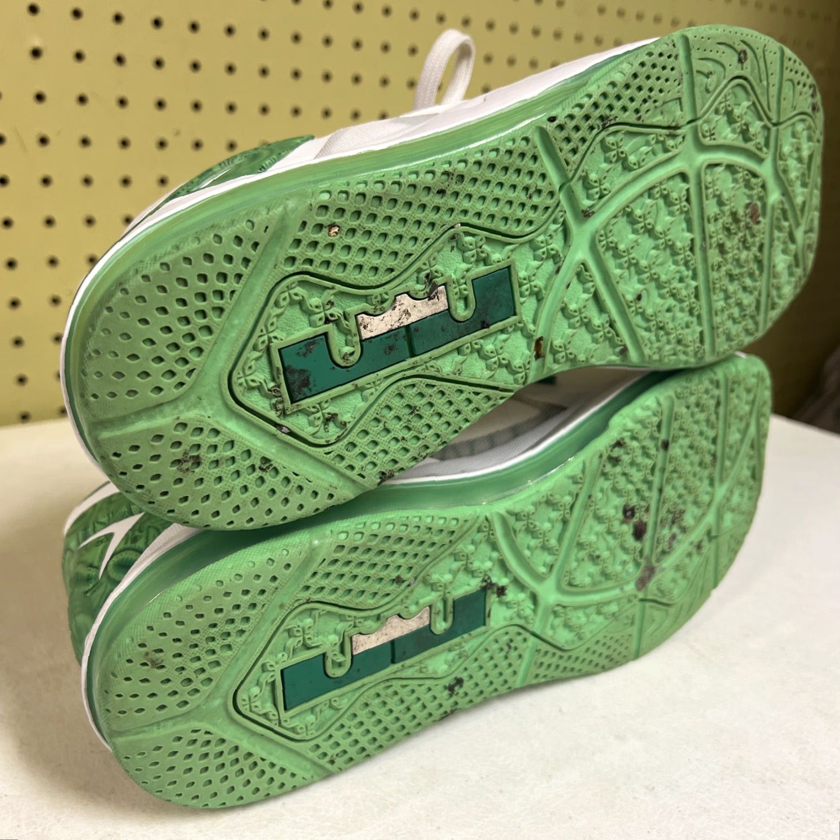 Nike Nike LeBron XI Low Air Max Basketball Shoes Men 10.5 White Green Multicolor 642849-100 Size US 10 / EU 43 - 7 Thumbnail