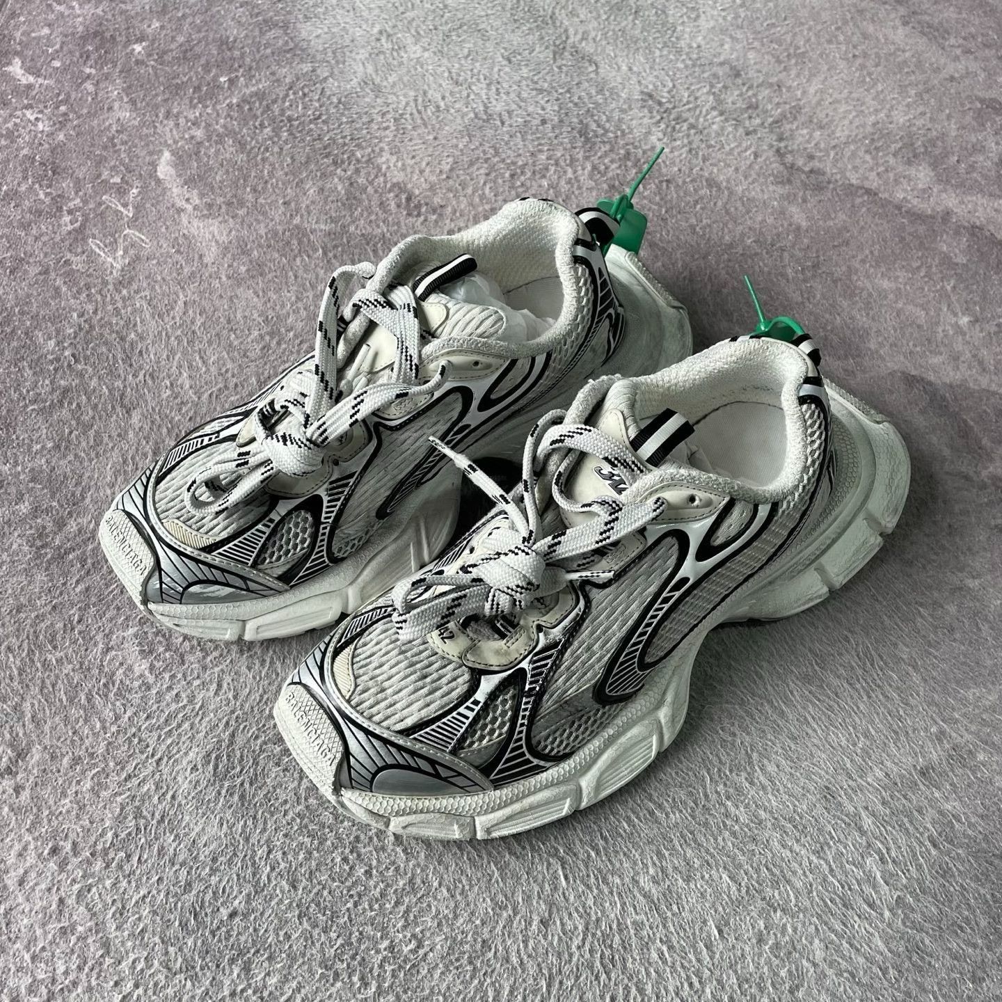 Balenciaga Balenciaga White Lowtop Sneakers XL Men Size US 10 / EU 43 - 1 Thumbnail