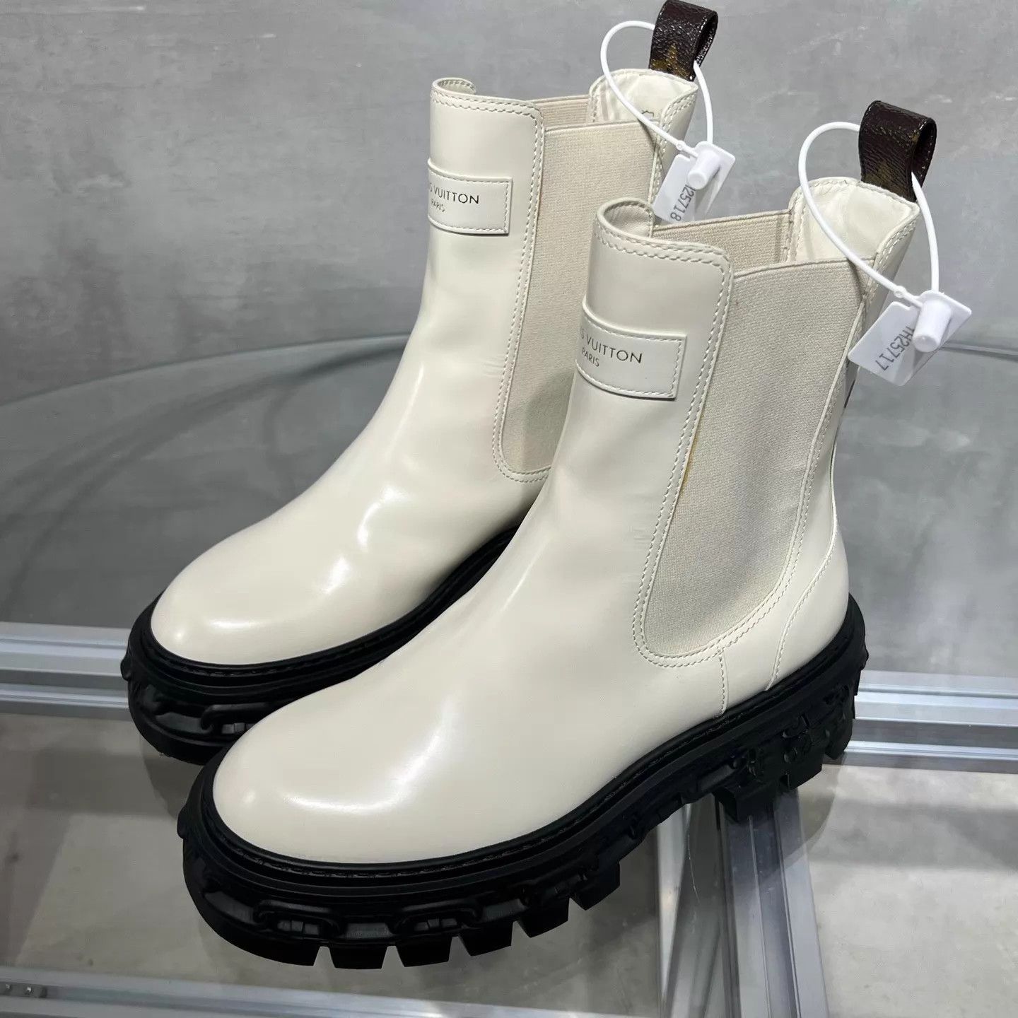 Louis Vuitton LV White Chelsea Boots EU 36 Size US 5.5 / IT 35.5 - 2 Thumbnail