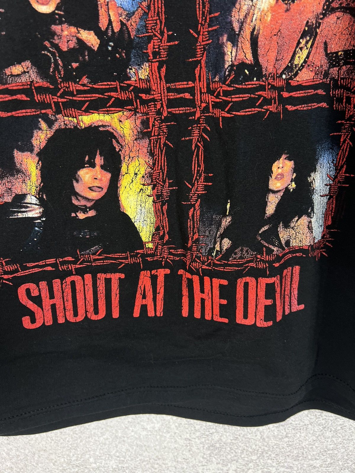 Band Tees × Vintage Vintage Motley Crue SHOUT AT THE DEVIL Rock Band T-Shirt Size US XL / EU 56 / 4 - 3 Thumbnail
