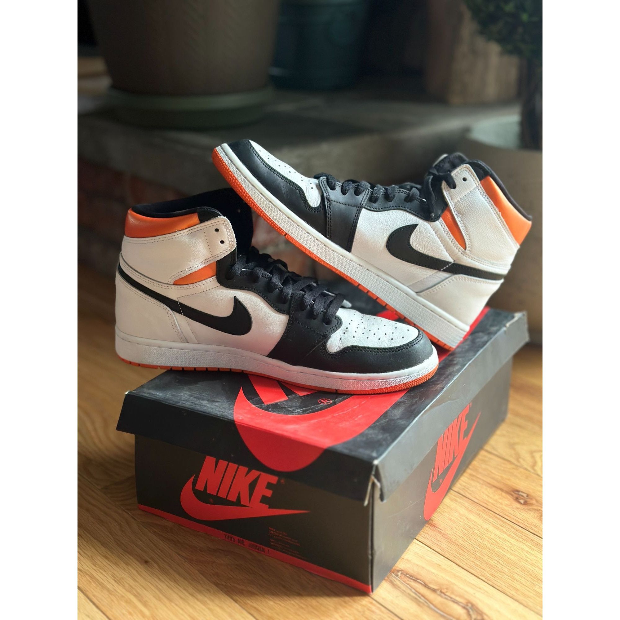 Nike NIKE AIR JORDAN 1 RETRO HIGH OG ELECTRO ORANGE MEN 555088-18 Size US 11.5 / EU 44-45 - 4 Thumbnail