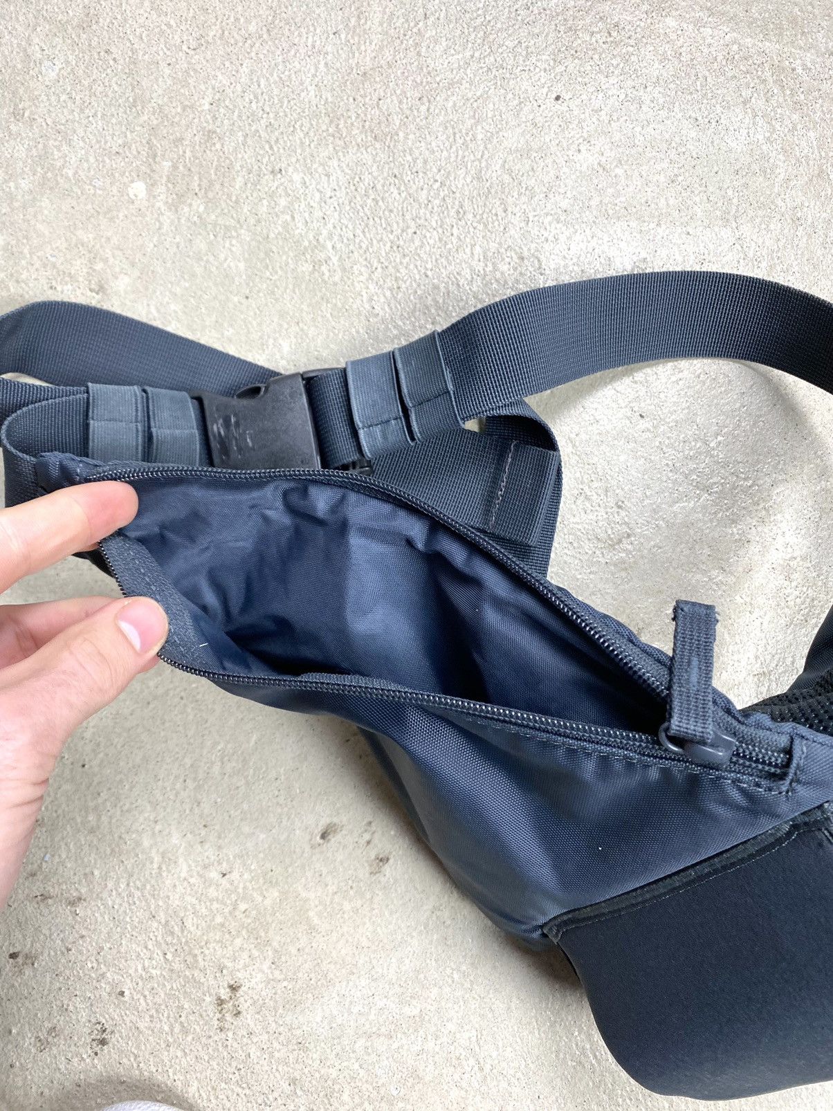 Nike Y2K Vintage Nike Sling Bag Gorpcore Hype Size ONE SIZE - 6 Thumbnail