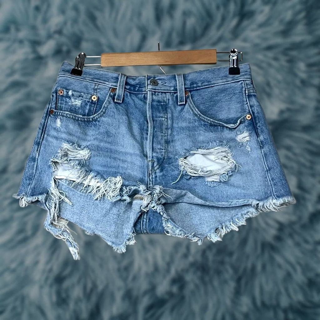 Levi's VINTAGE Levi's 501 distressed cutoff shorts light wash blue Denim Womens Size 27 Cut-Off Denim, Flat Front, Regular Size 27, Womens Blue denim shorts Size 27" / US 4 / IT 40 - 1 Thumbnail