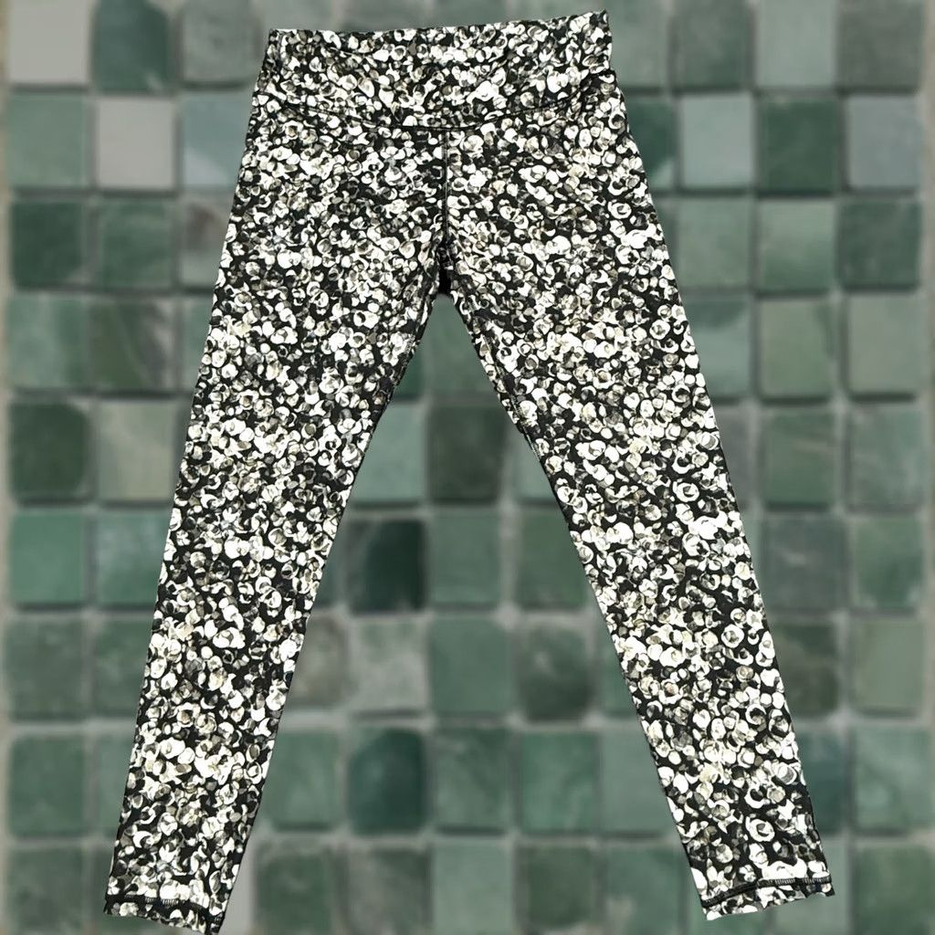 Fabletics Fabletics Leggings Womens Medium Black White Abstract Print High Rise Yoga Pants Size 32" / US 10 / IT 46 - 1 Thumbnail
