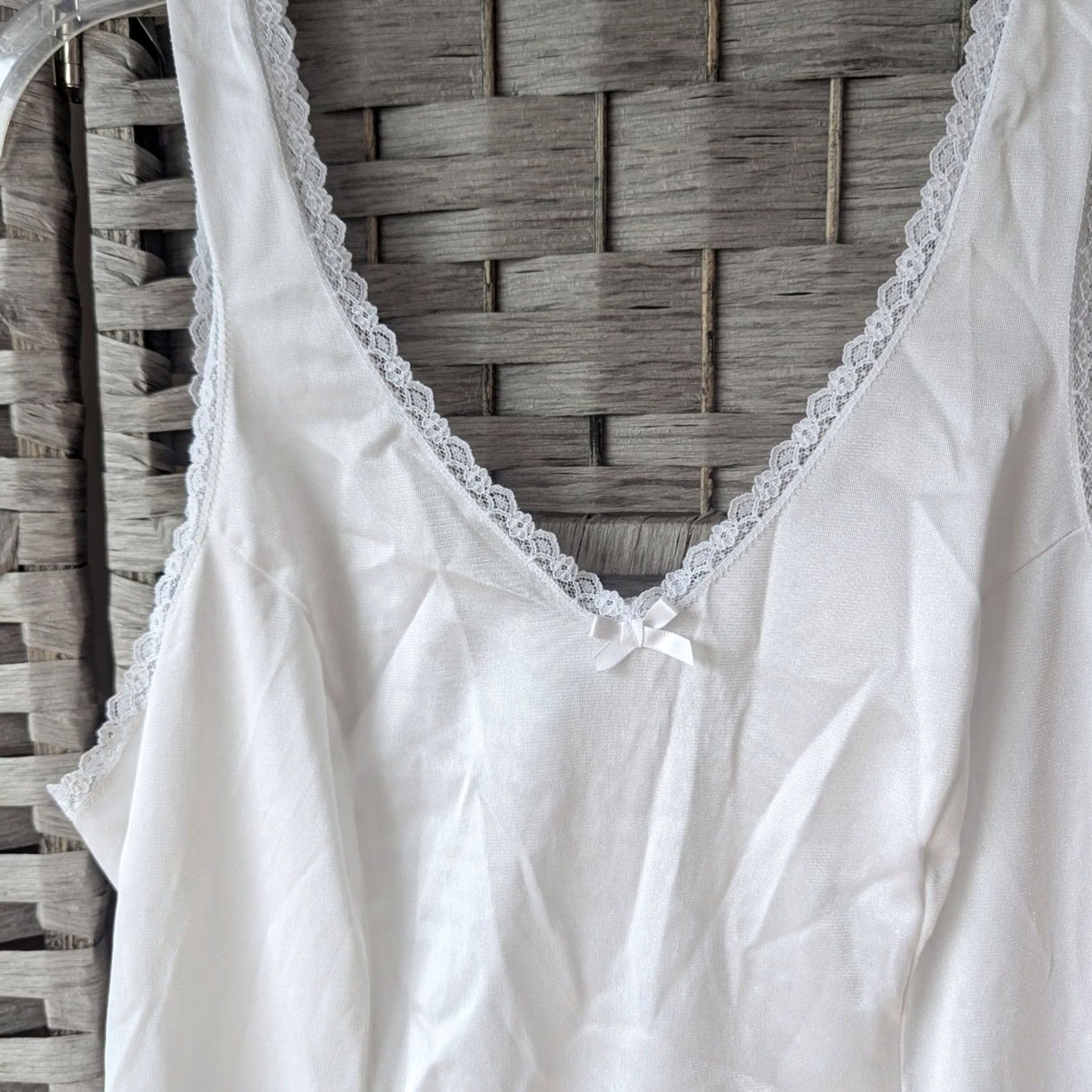 Vintage VINTAGE Velrose White Lace Trim Camisole Shell VNeck Scoop Back Tank Top Bridal S/M Womens Size M / US 6-8 / IT 42-44 - 2 Thumbnail