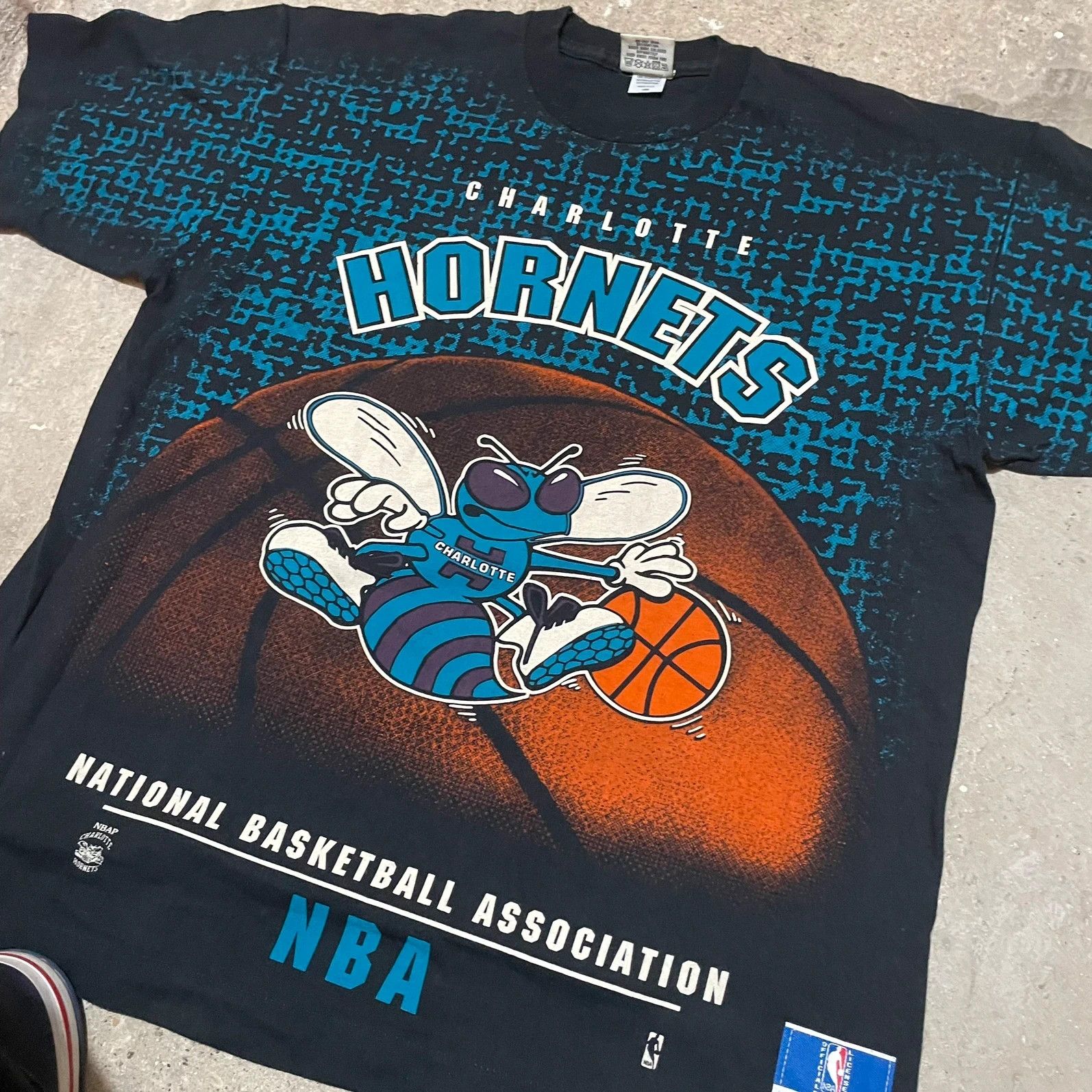 Vintage Vintage single stitch Charlotte Hornets t-shirt 90s NBA Size US XL / EU 56 / 4 - 3 Thumbnail