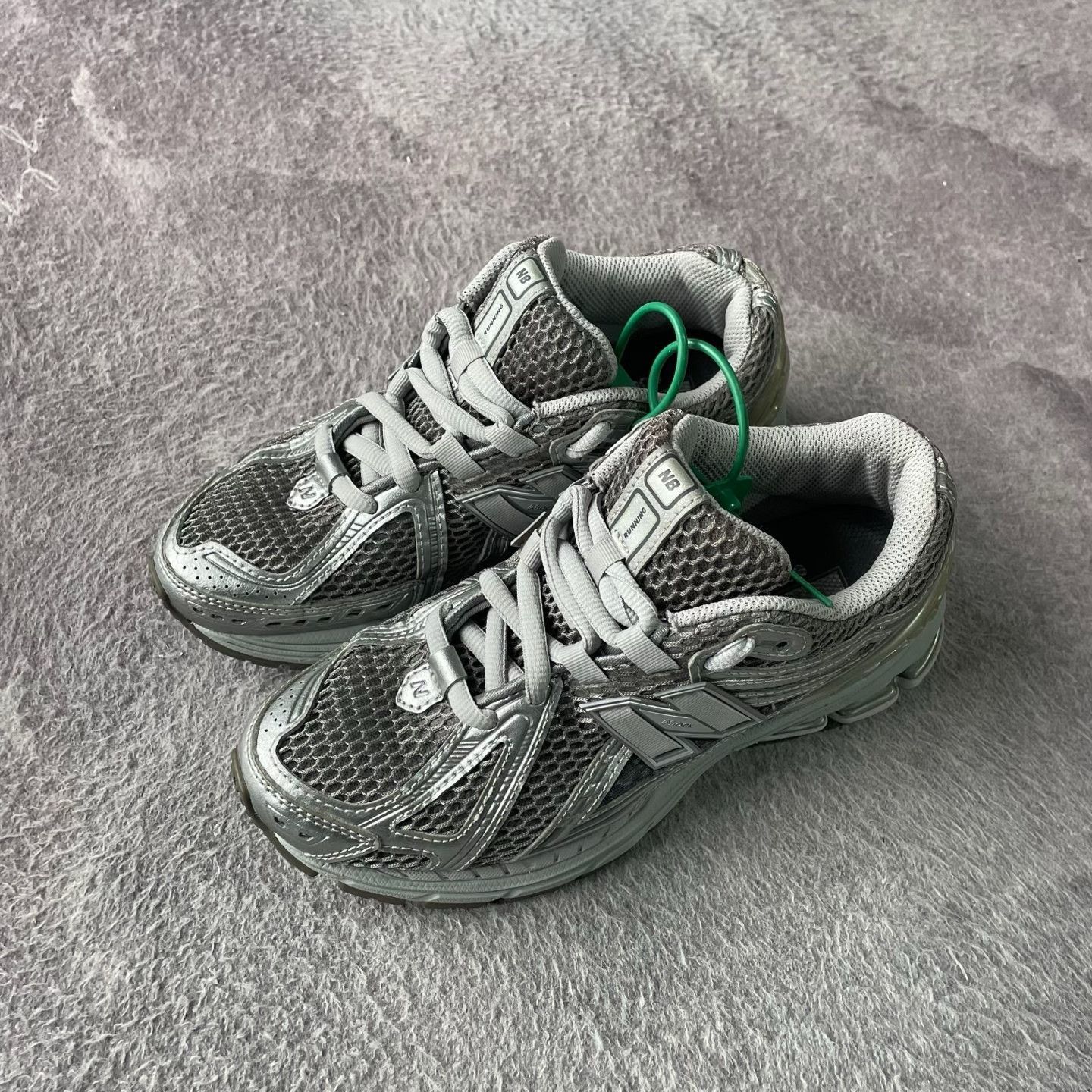 New Balance New Balance Silver Lowtop Sneakers M Men Size US 10 / EU 43 - 1 Thumbnail