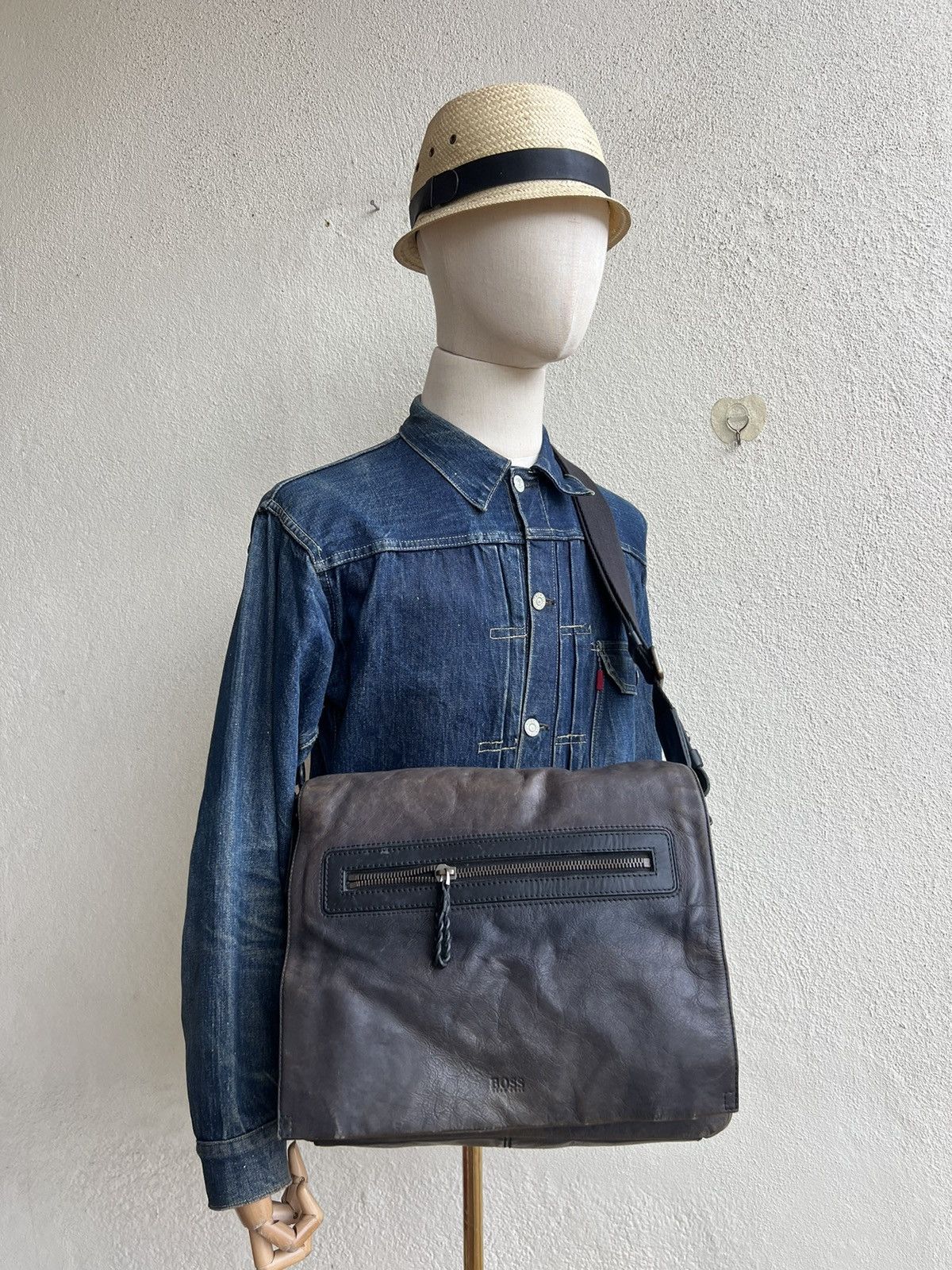 Hugo Boss × Leather Hugo Boss Fade Patina Leather Heavy Messenger Bag Size ONE SIZE - 4 Thumbnail