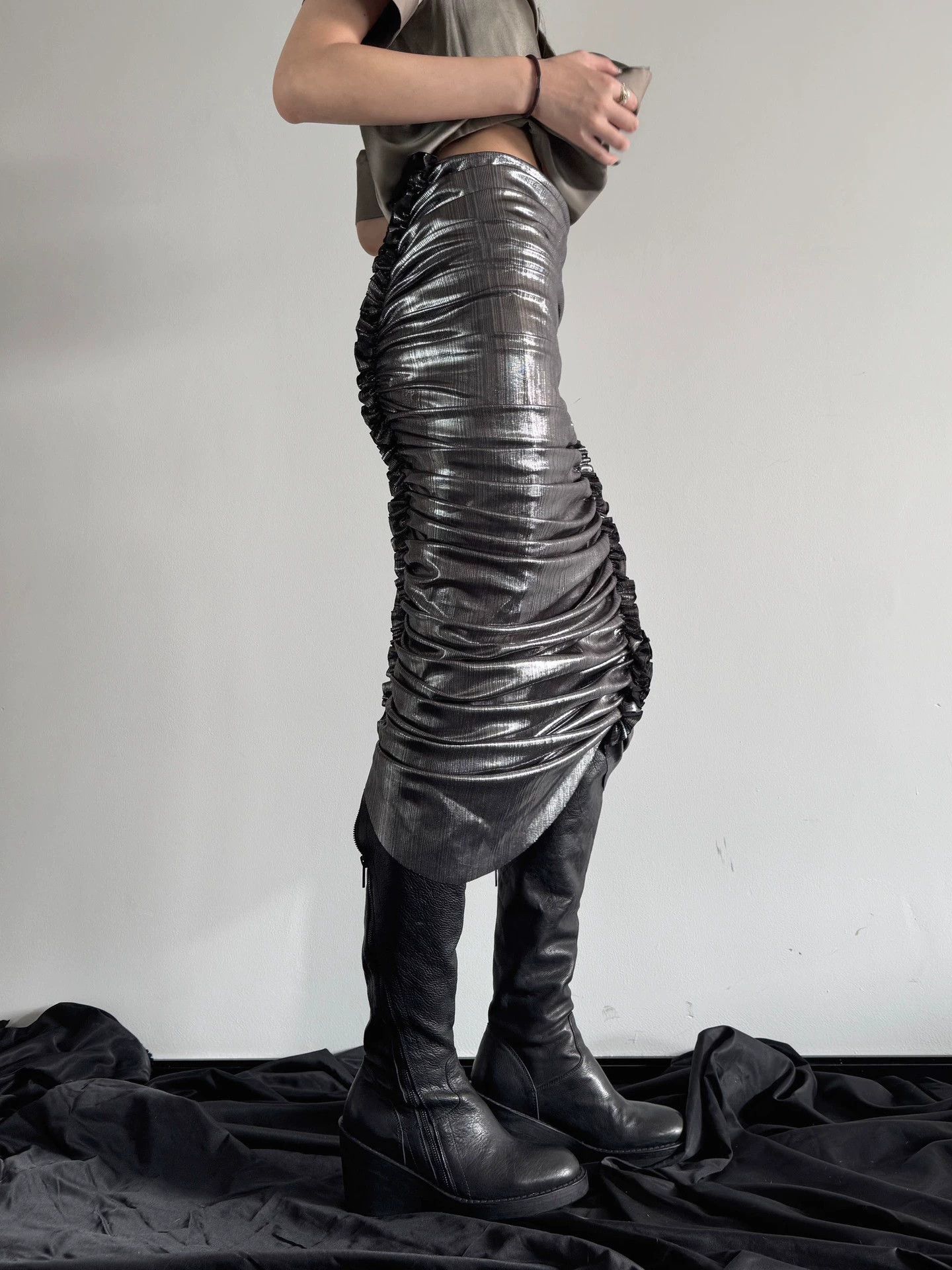 Vivienne Tam Vivienne Tam New w/ tags Size 40 Elastic Pleated Shiny Irregular Skirt Size 27" / US 4 / IT 40 - 5 Thumbnail