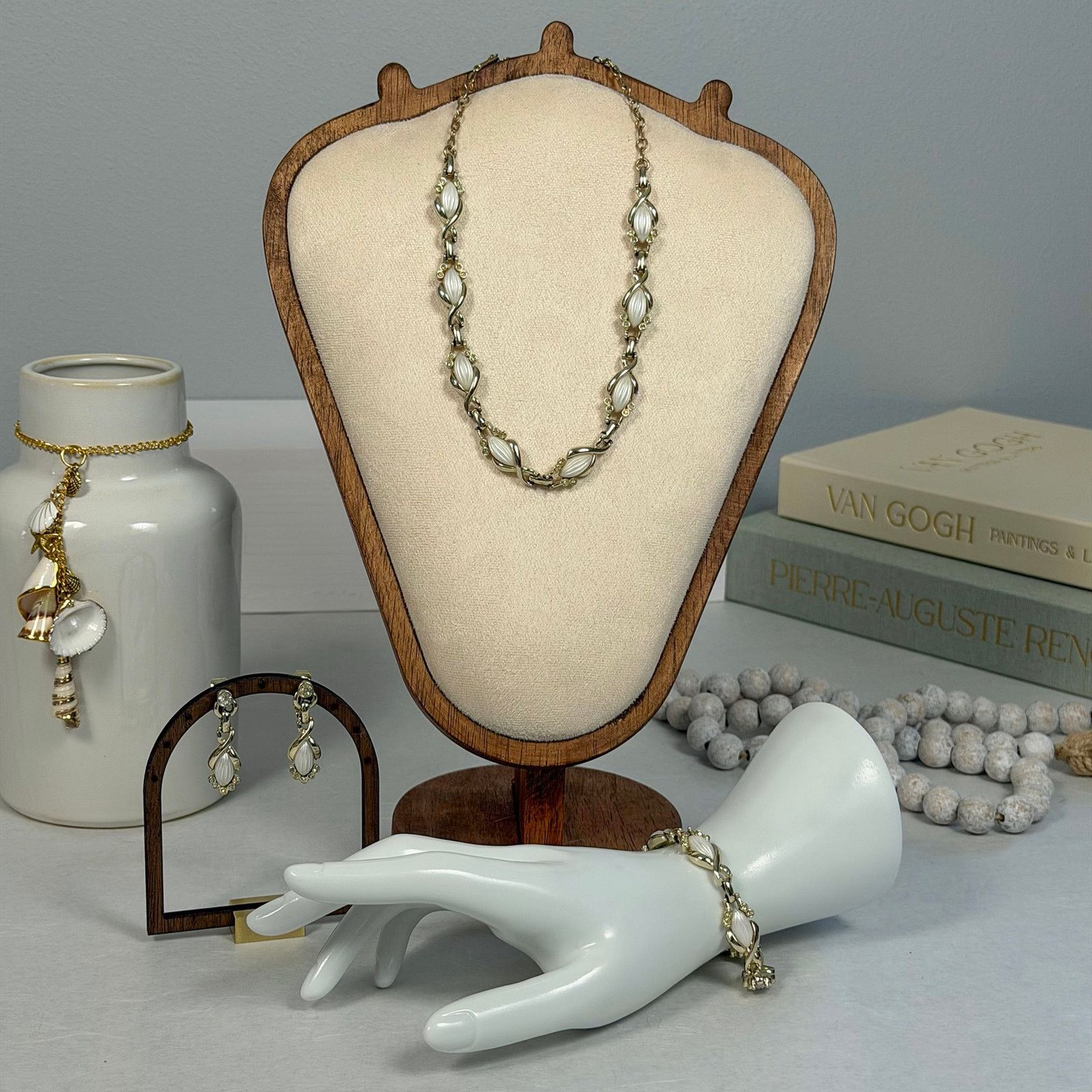 Vintage VTG 1958 Sarah Coventry My Fair Lady Thermoset Jewelry Set Size ONE SIZE - 1 Thumbnail