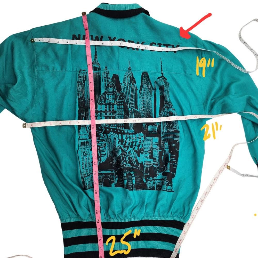 Designer Liz Claiborne. Vintage top w/ NYC Graphic on back. Size: 6 Size M / US 6-8 / IT 42-44 - 4 Thumbnail