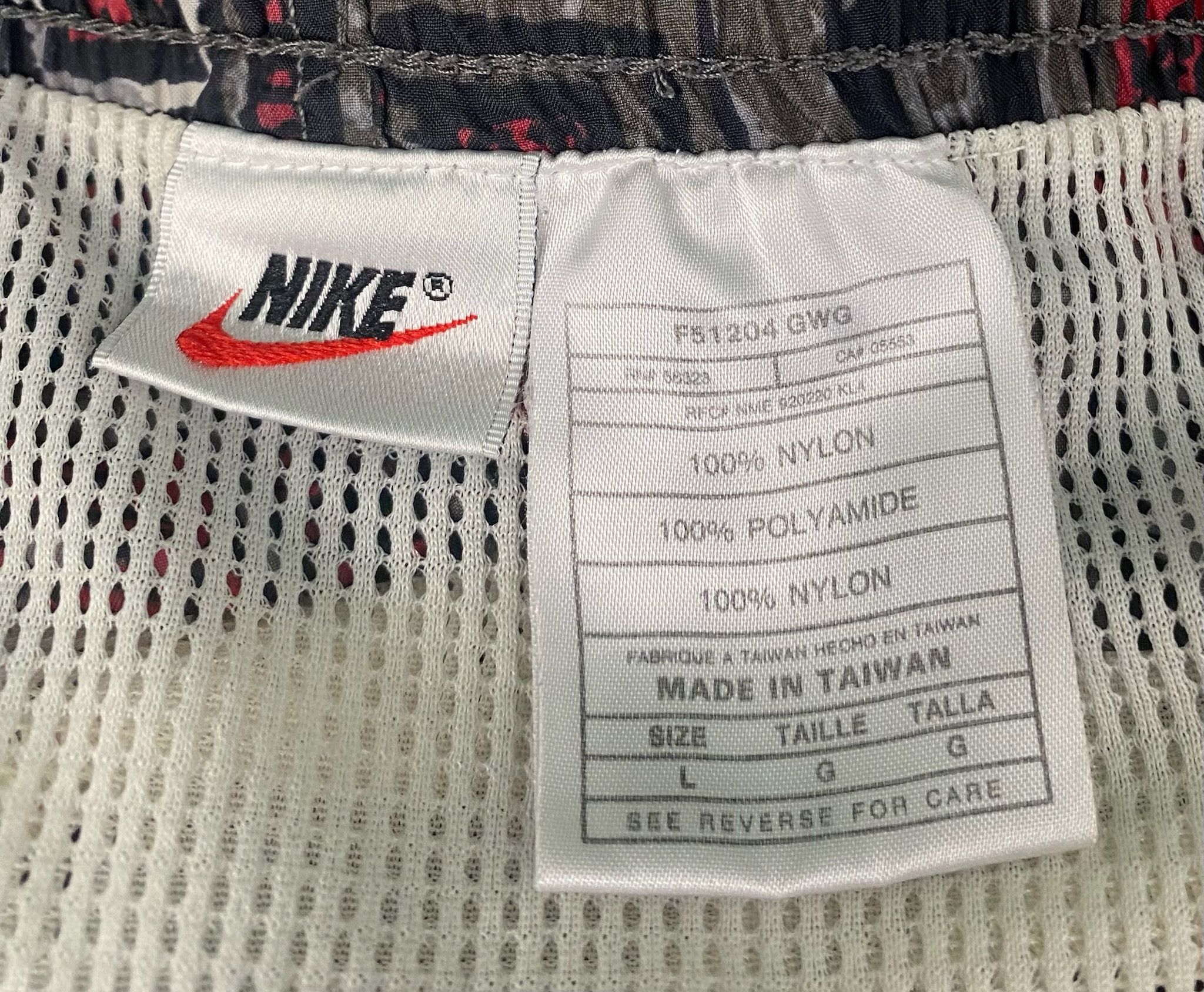 Nike 90’s Nike Geometric Patterned Windbreaker Shorts Large Size US 36 / EU 52 - 4 Thumbnail