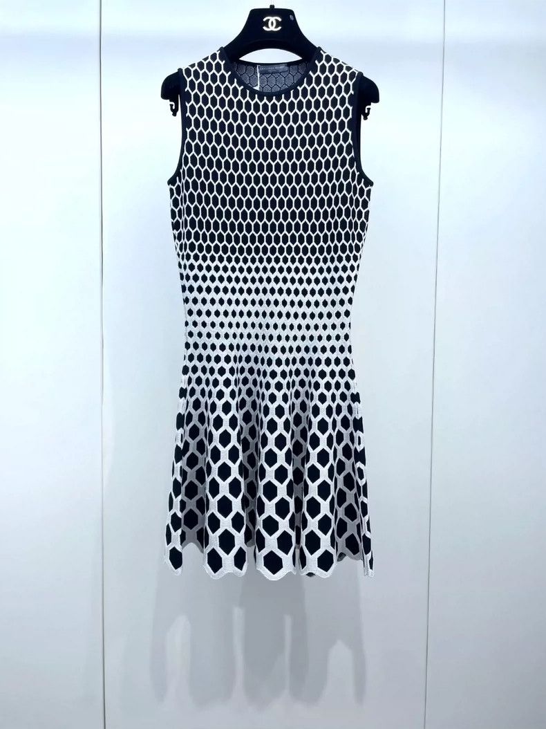 Alexander McQueen Alexander Mcqueen Black and white hexagonal pattern knitte Size XS / US 0-2 / IT 36-38 - 1 Thumbnail