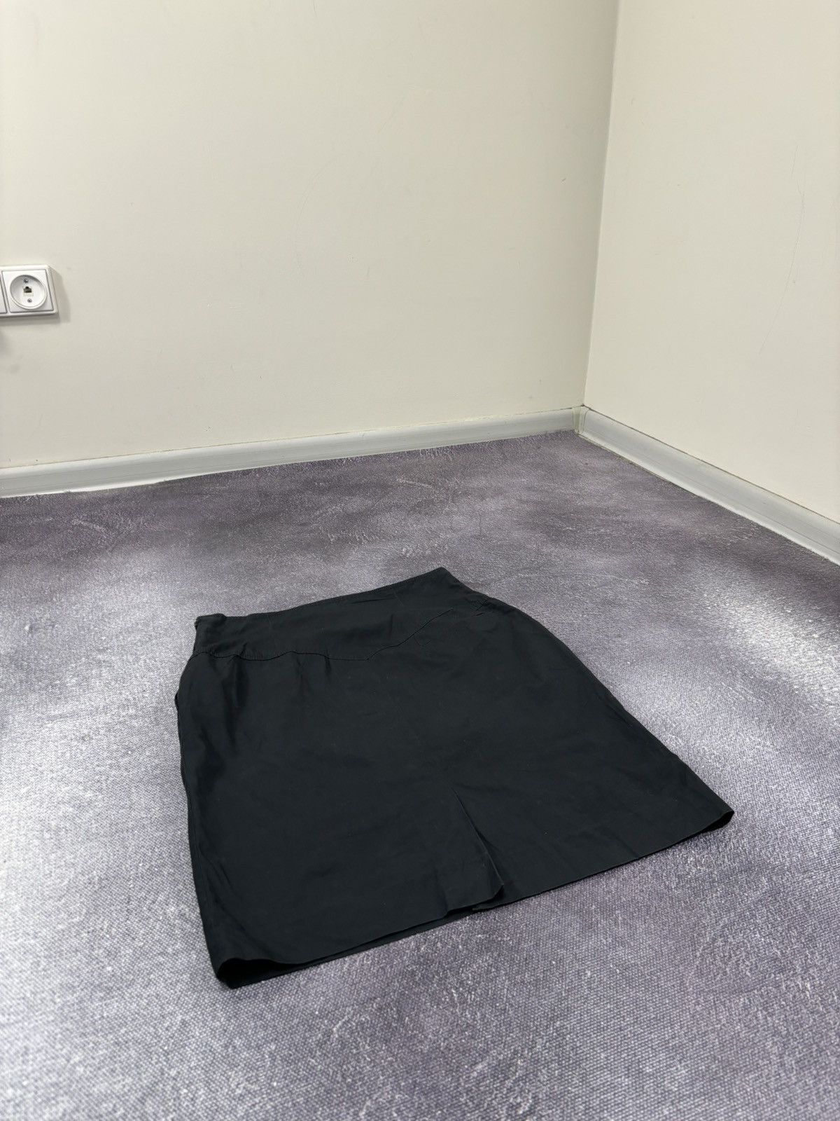 Max Mara Vintage Max Mara Women’s Black Luxury Straight Midi Skirt Size 30" / US 8 / IT 44 - 16 Thumbnail
