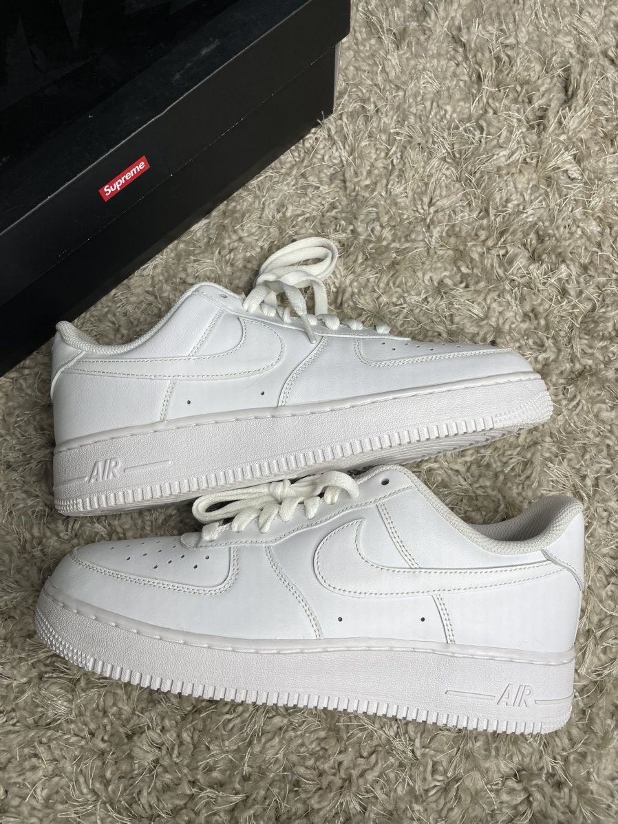 Nike Nike Air Force 1 Triple White Size US 9 / EU 42 - 2 Thumbnail