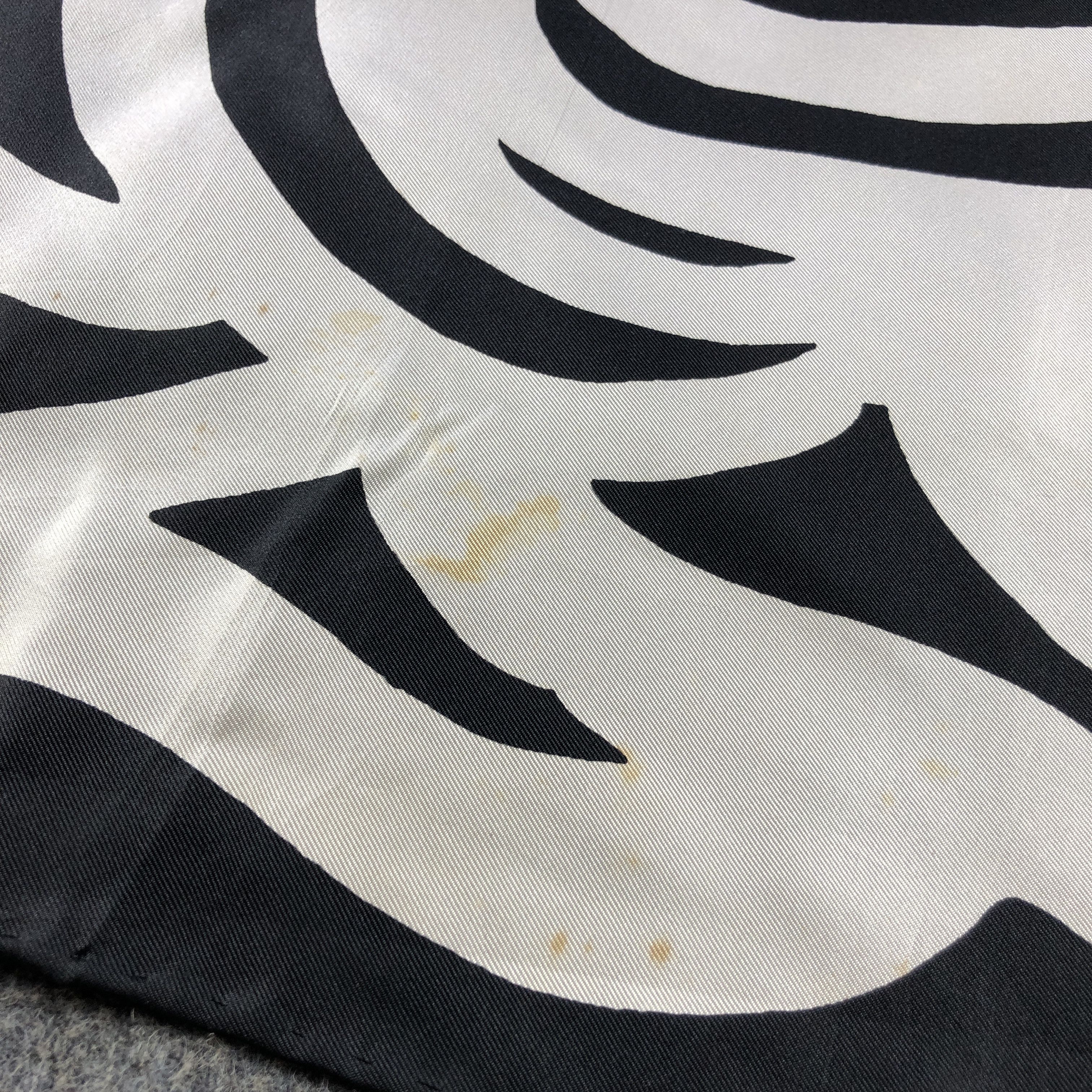 Japanese Brand Luxury Abstract Hand Rolled Silk Scarf M1084 Size ONE SIZE - 6 Thumbnail