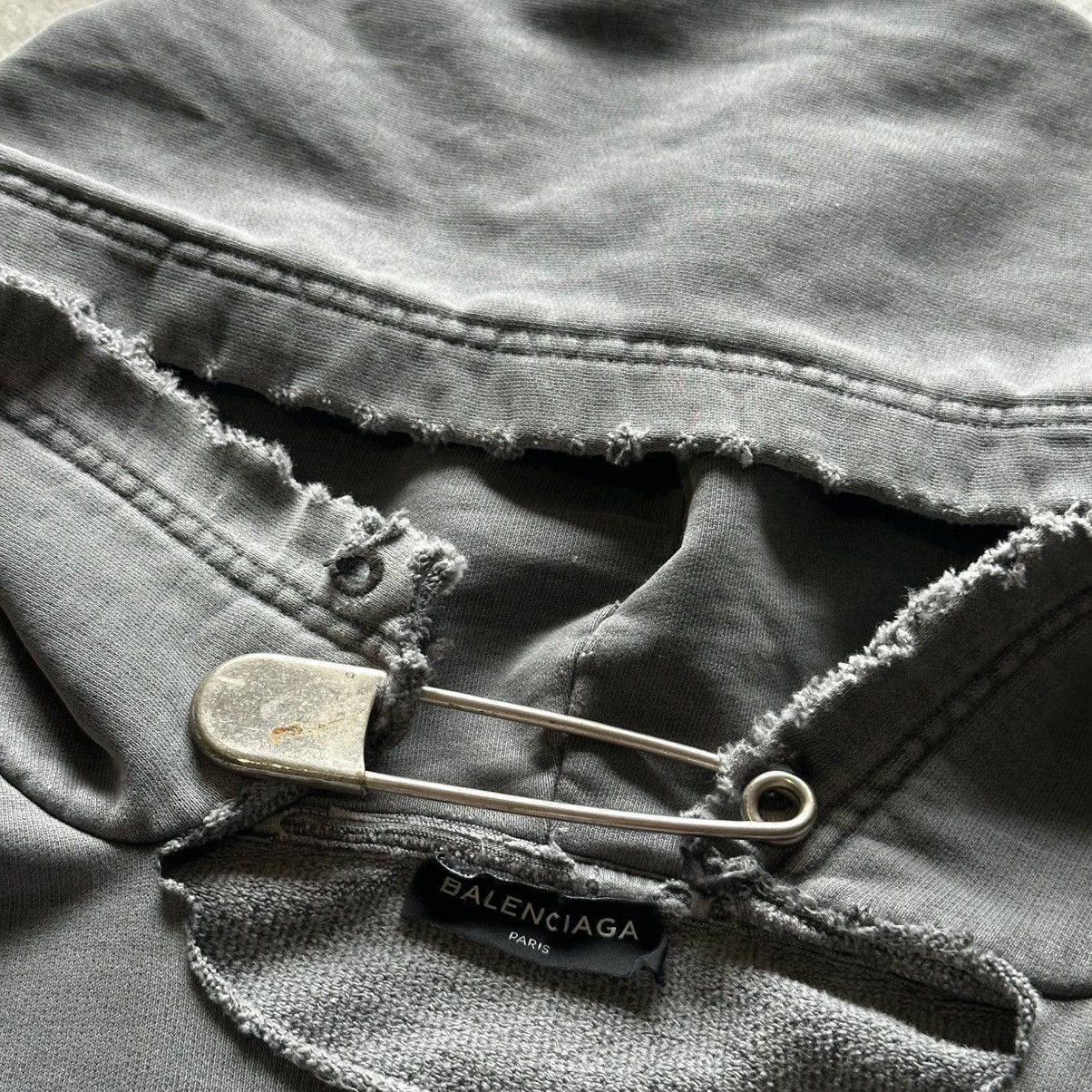 Balenciaga Balenciaga FW17 THRASHED Paris Safety Pin Hoodie Size US XL / EU 56 / 4 - 8 Thumbnail
