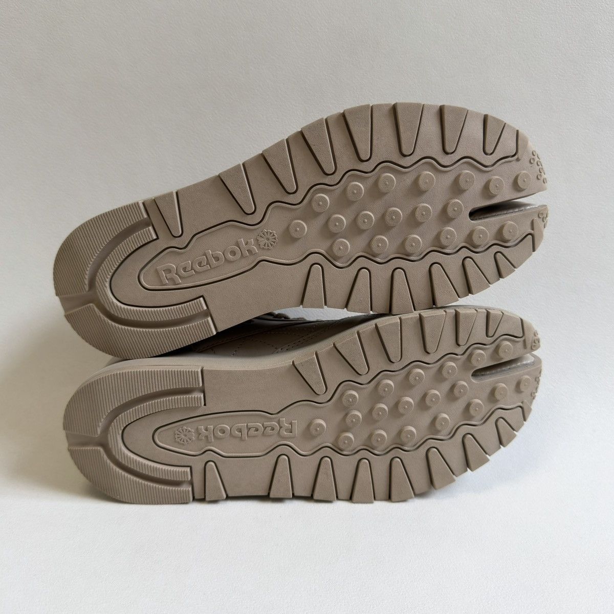 Maison Margiela × Reebok Beige Leather ‘Project 0 CL’ Tabi Sneakers Size US 9 / IT 39 - 19 Thumbnail